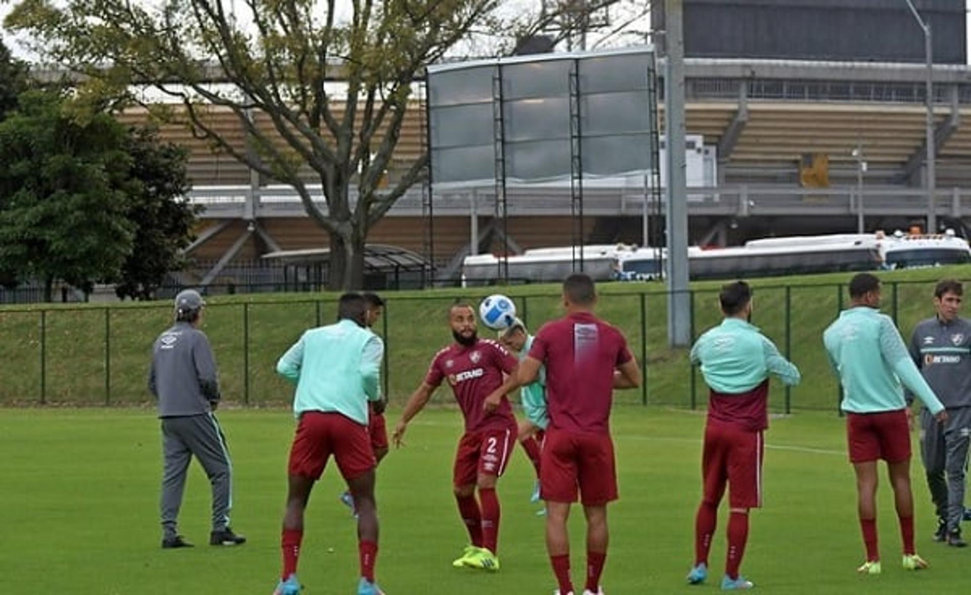 Fluminense em treino no campo anexo do El Campín