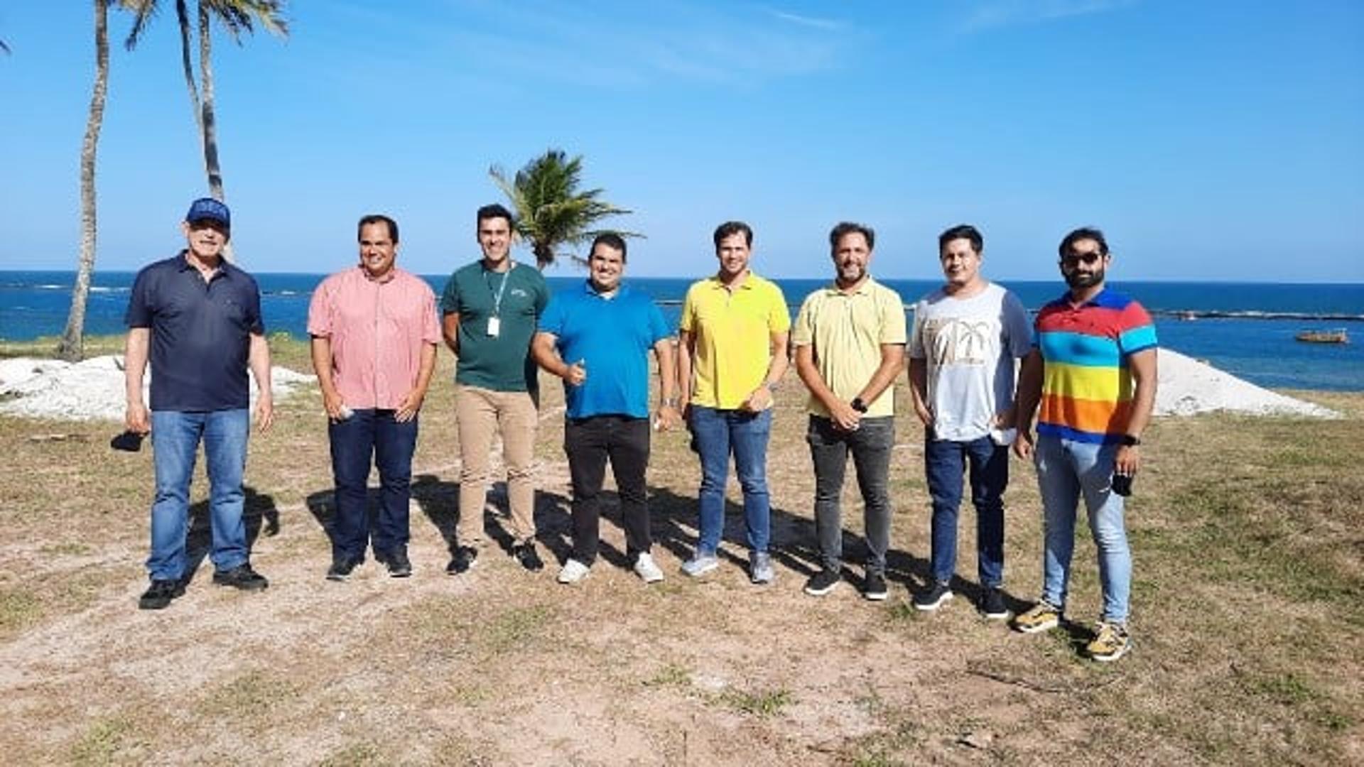 André Macena (azul escuro) com prefeito de Marechal Deodoro, Cláudio Filho (amarelo), empresário Mauro Vasconcelos de azule boné, Lucas Romariz de amarelo claro