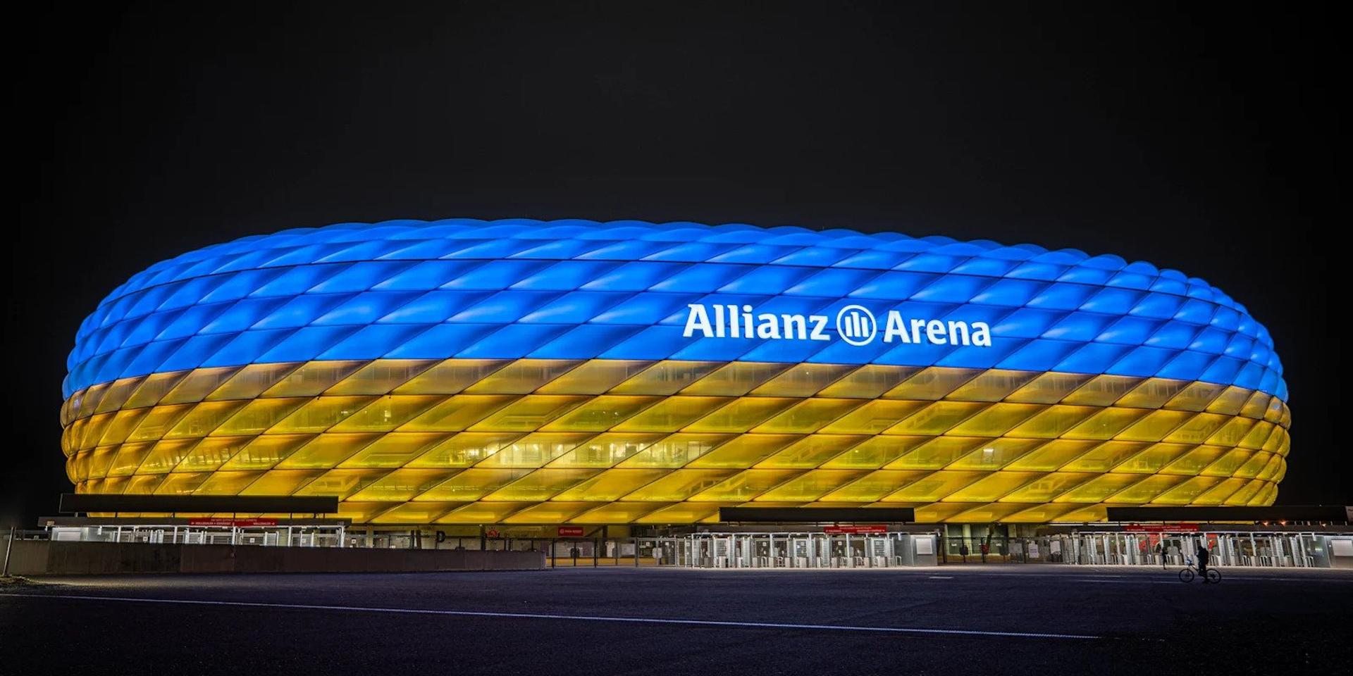 Allianz Arena, estádio do Bayern de Munique, pintada com as cores da bandeira da Ucrânia