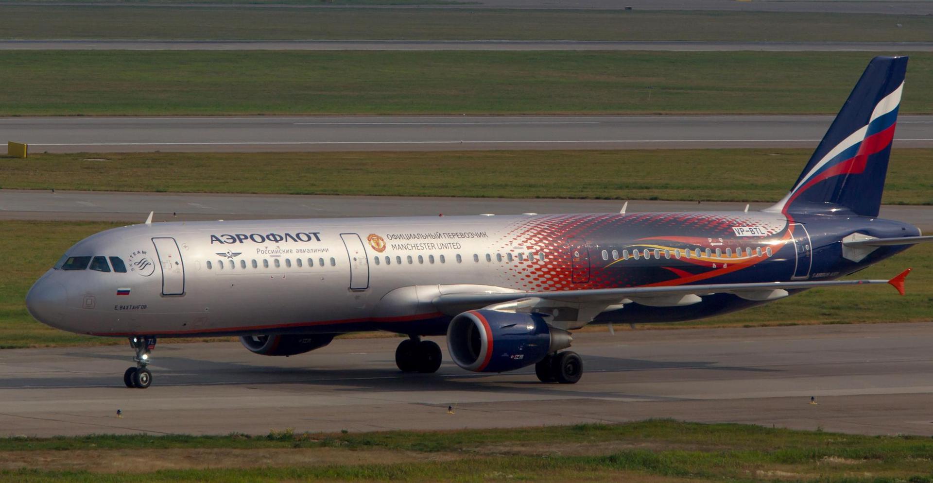 Avião da companhia aérea russa Aeroflot com o escudo do Manchester United