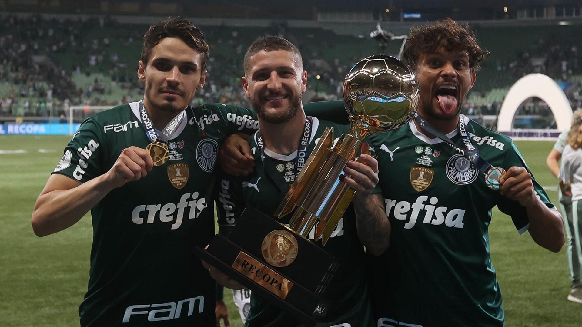 Raphael Veiga, Zé Rafael e Gustavo Scarpa comemoram Recopa