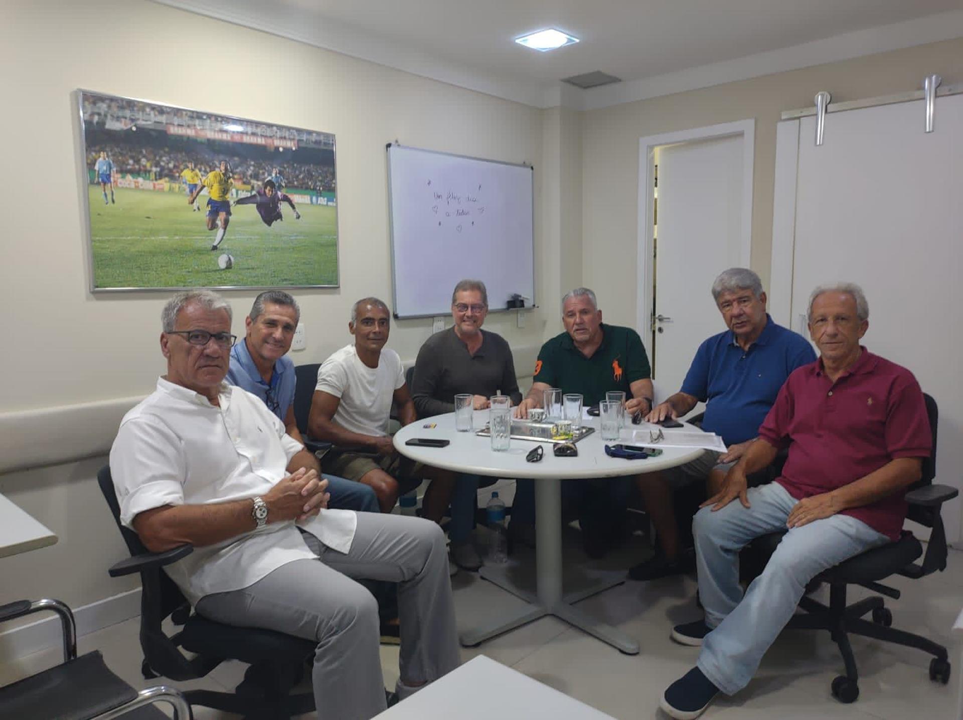 Romário e treinadores Alfredo Sampaio, Jorginho, Oswaldo de Oliveira, Lazaroni, Joel Santana e Zé Mário