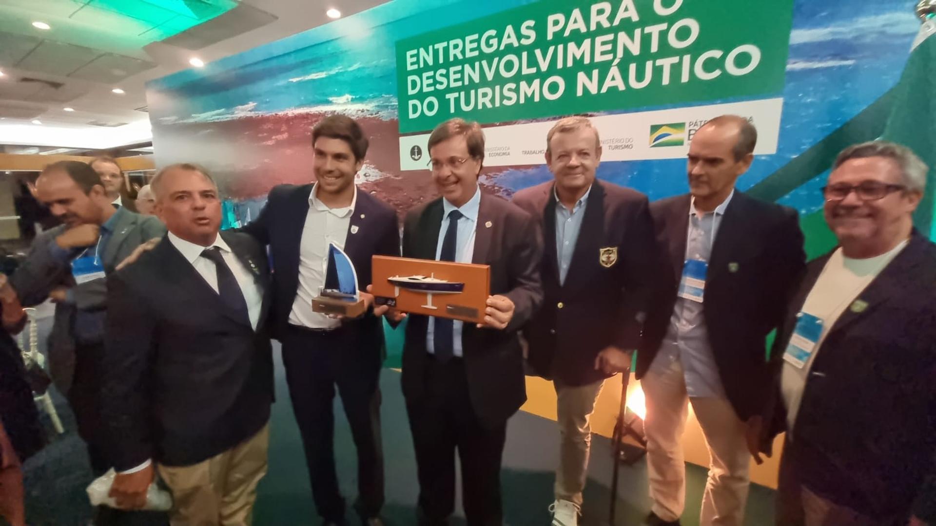 Bayard Umbuzeiro e Lars Grael entregam homenagem ao Ministro do Turismo