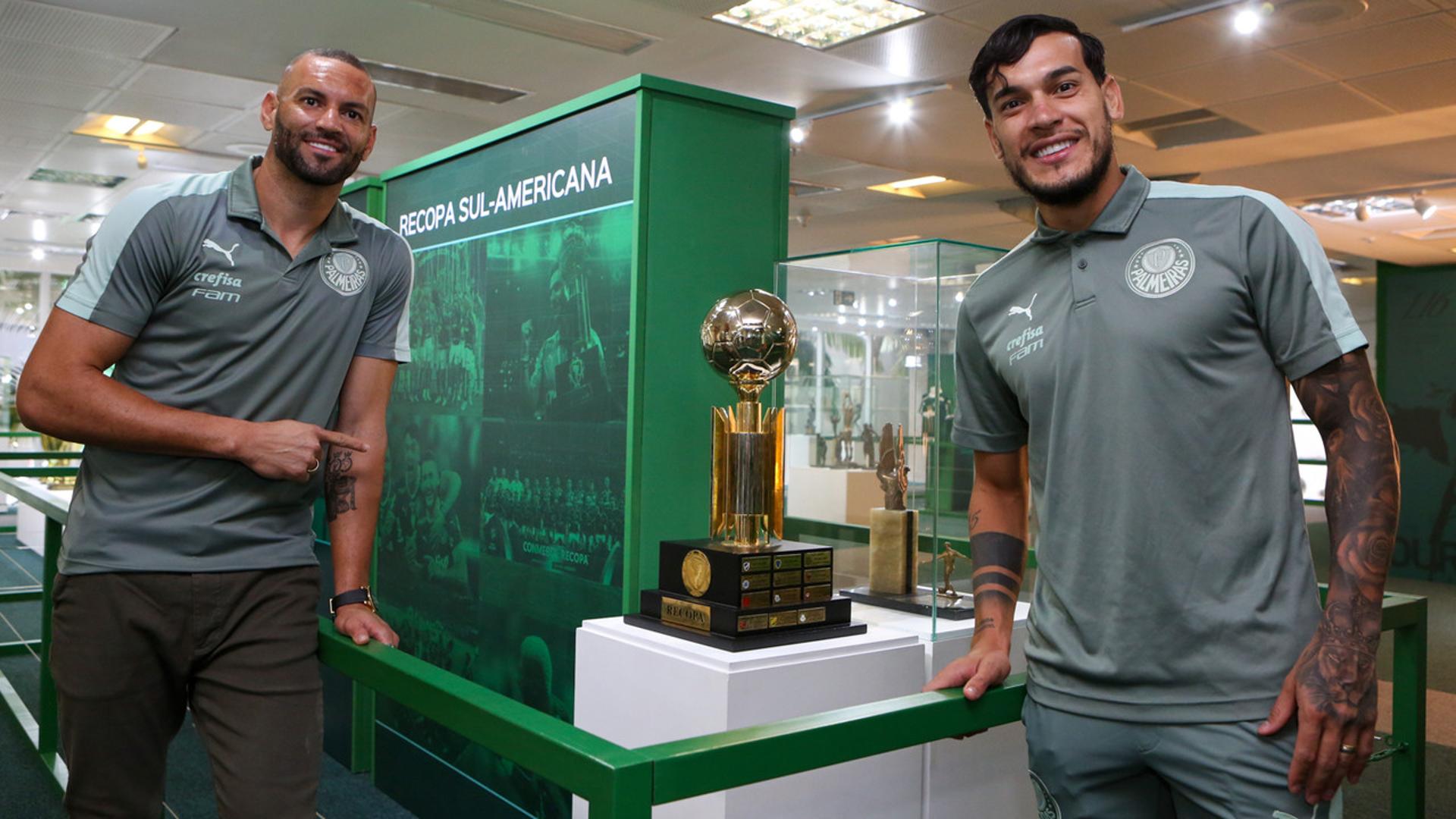 Weverton e Gustavo Gómez