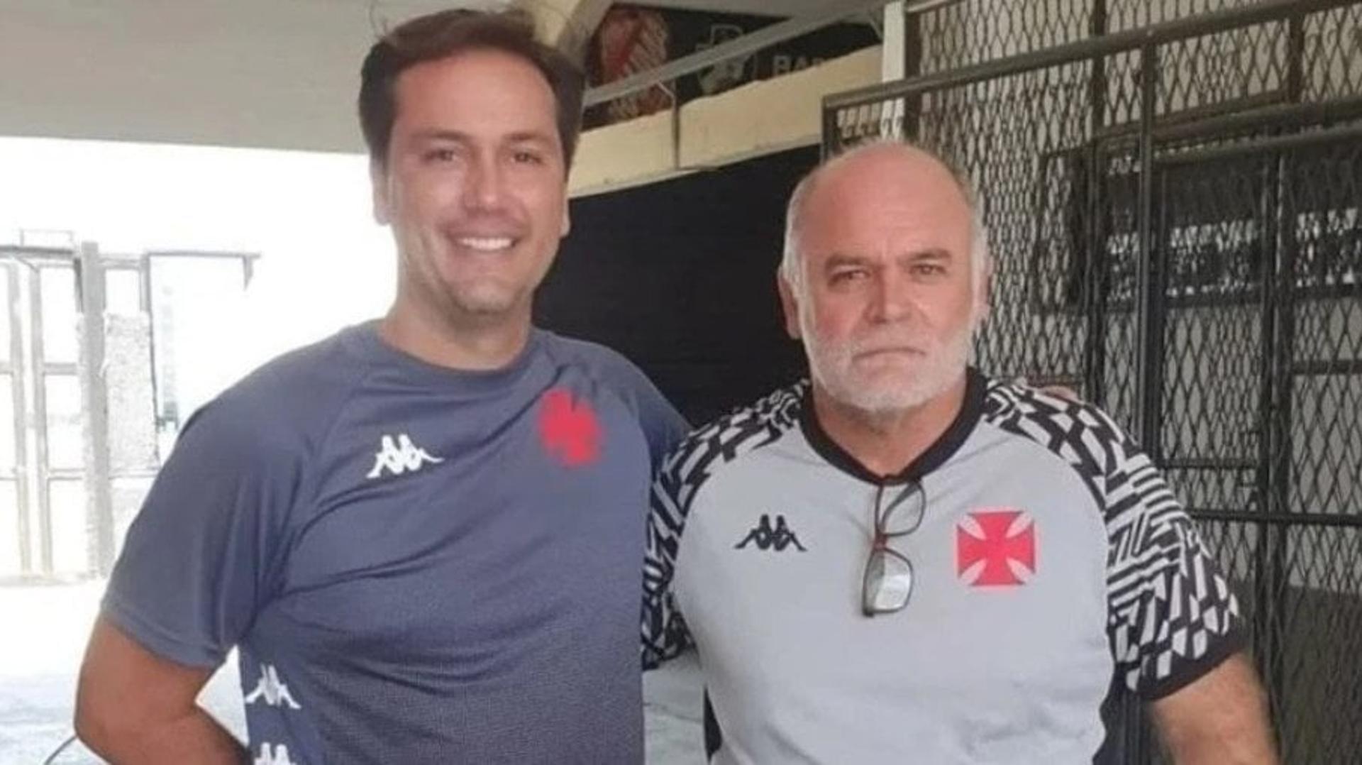 Maurício Assumpção com a camisa do Vasco