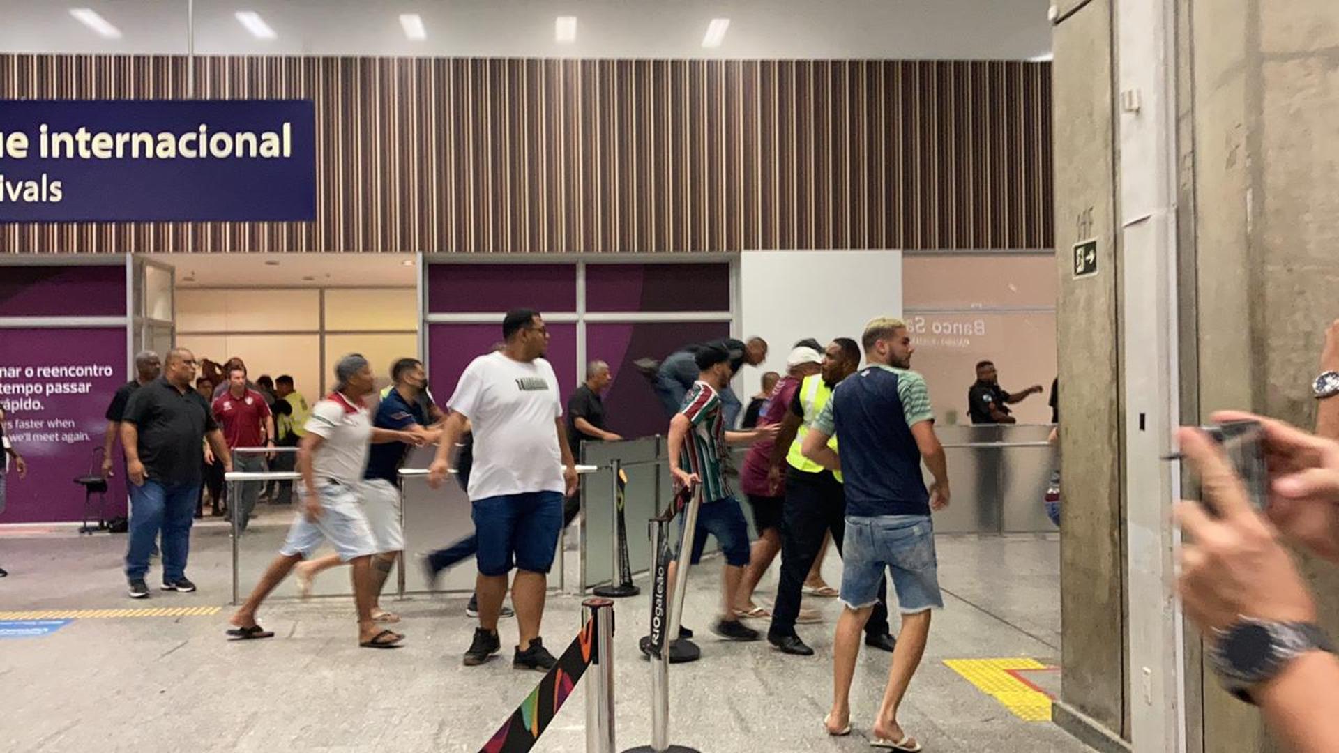 Confusão torcedores do Fluminense no aeroporto