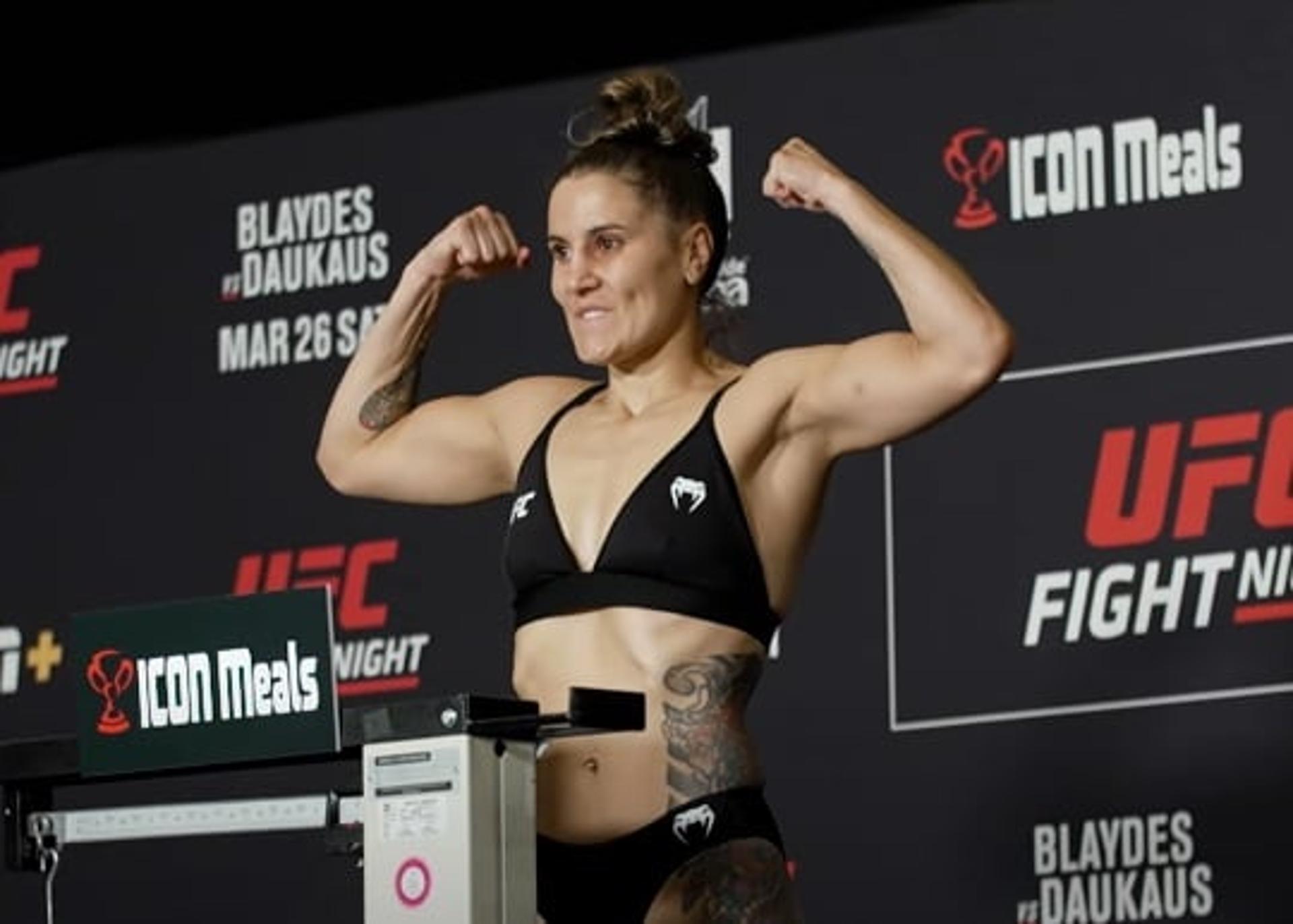 Jennifer Maia foi bem na pesagem oficial do UFC Columbus (Foto: Reprodução)