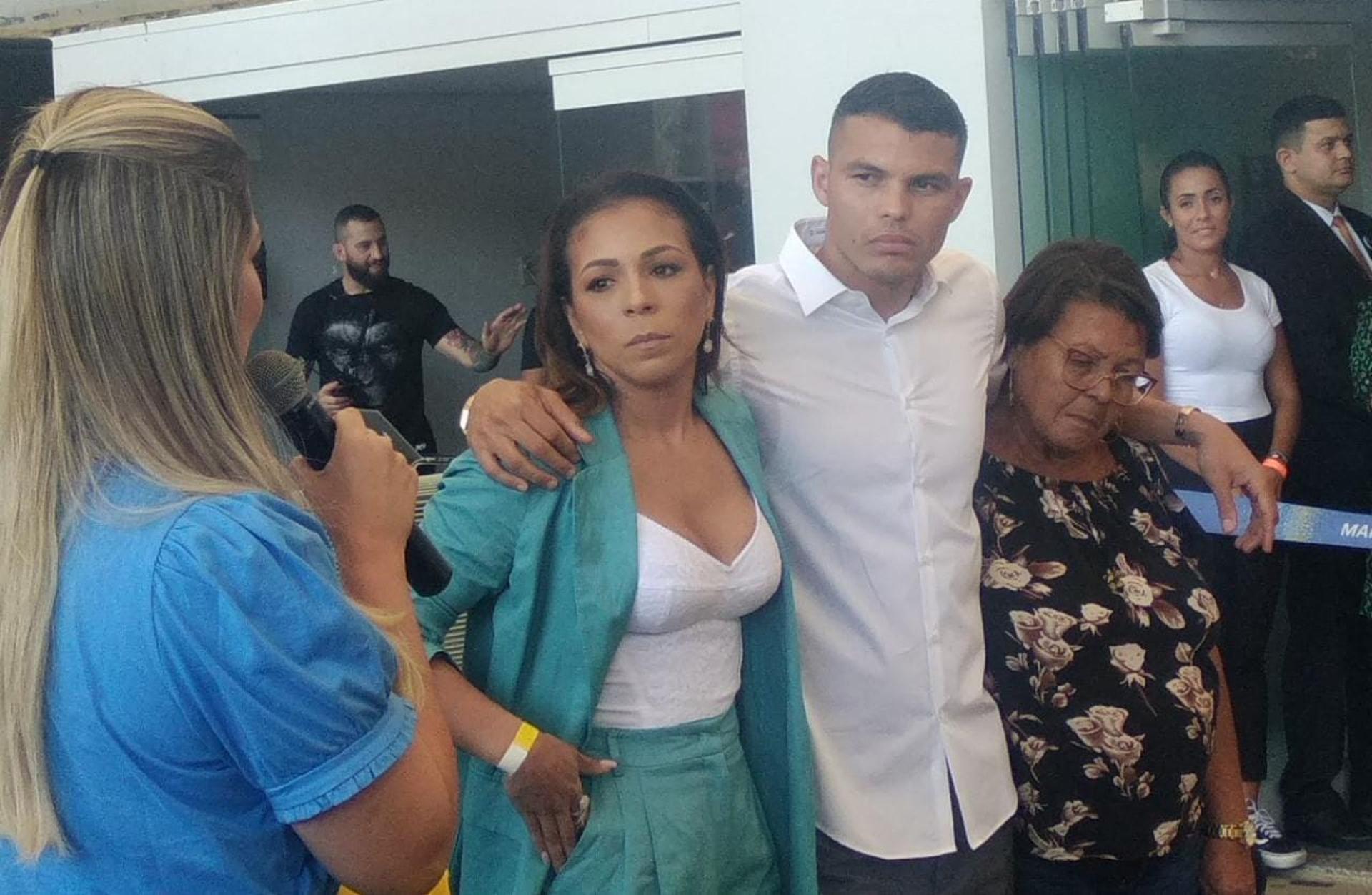 Thiago Silva com a mãe e a esposa