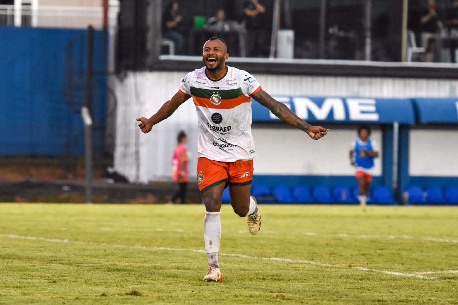 Zagueiro Tetê destaca méritos do Camboriú para a final do Catarinense (Foto: Tiago Winter)