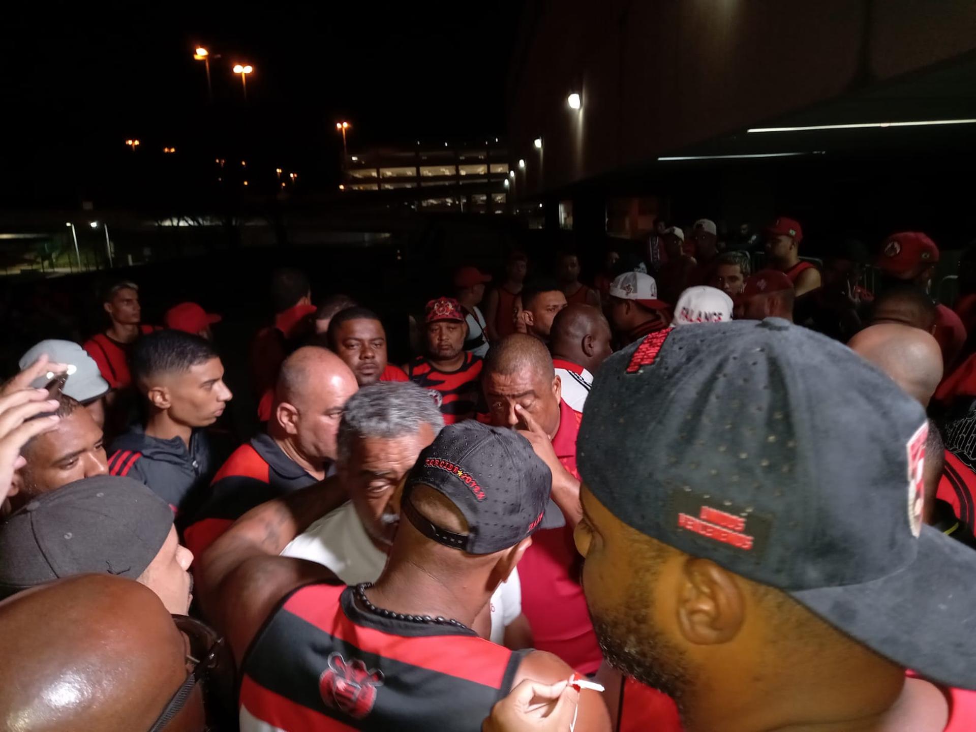 Protesto - Torcida do Flamengo no Galeão