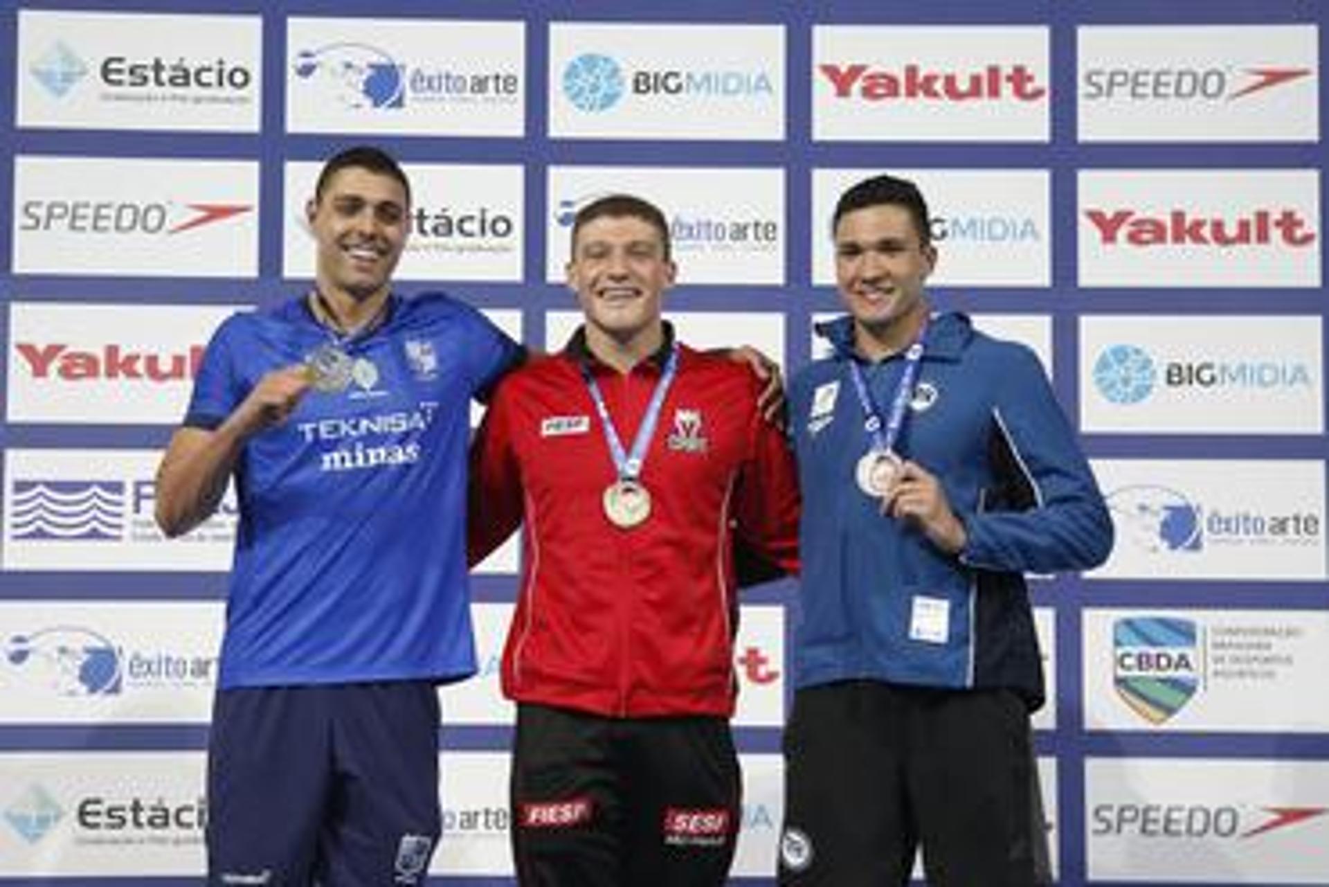 Matheus Gonche no pódio dos 100 m borboleta (Foto: Satiro Sodré | SSPress | CBDA)