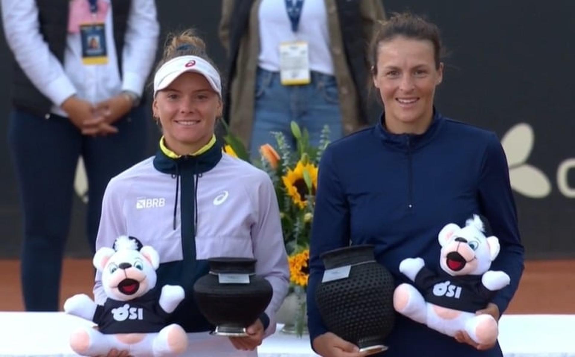 Laura Pigossi (dir) e Tatjana Maria na premiação do WTA de Bogotá