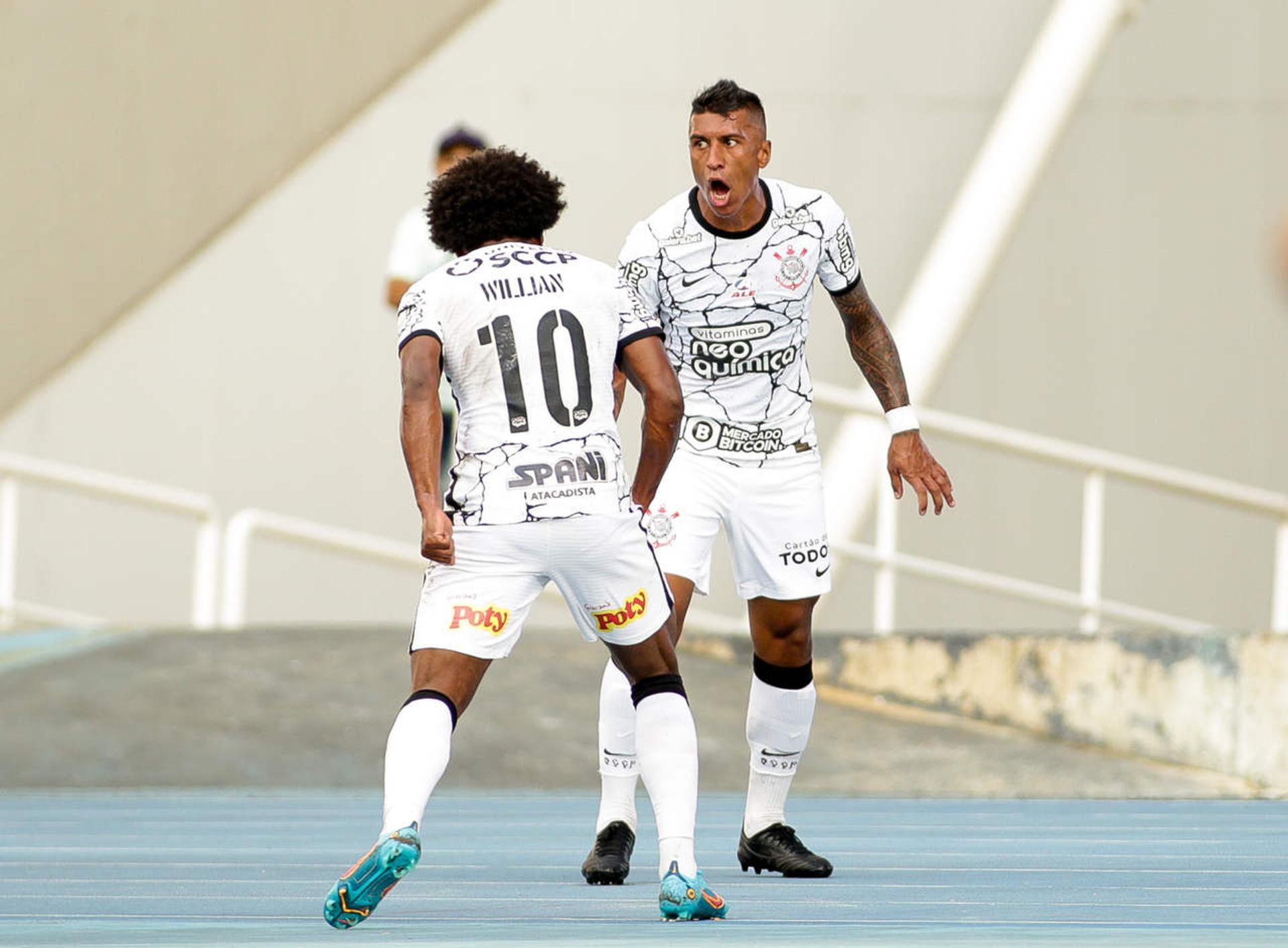 Botafogo x Corinthians - Paulinho e Willian