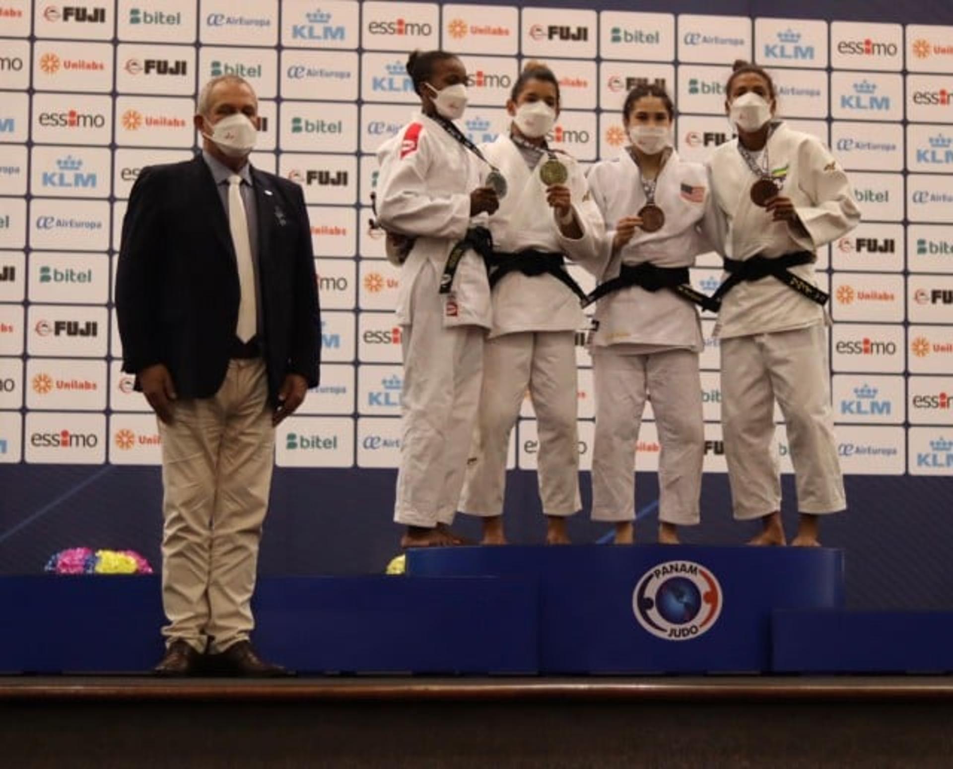 Presidente da CBJ, Silvio Acácio premiou dobradinha do Brasil no pódio do 57kg (Foto: Lara Monsores/CBJ)