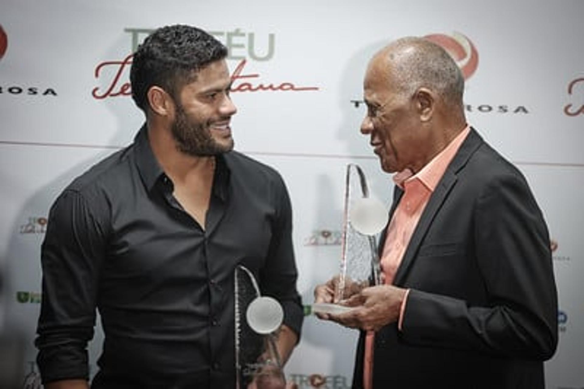 Hulk teve jornada dupla em BH: lançamento do livro e premiação na TV Alterosa, com o contemplou com o Troféu Telê Santana, entregue por Dadá Maravilha