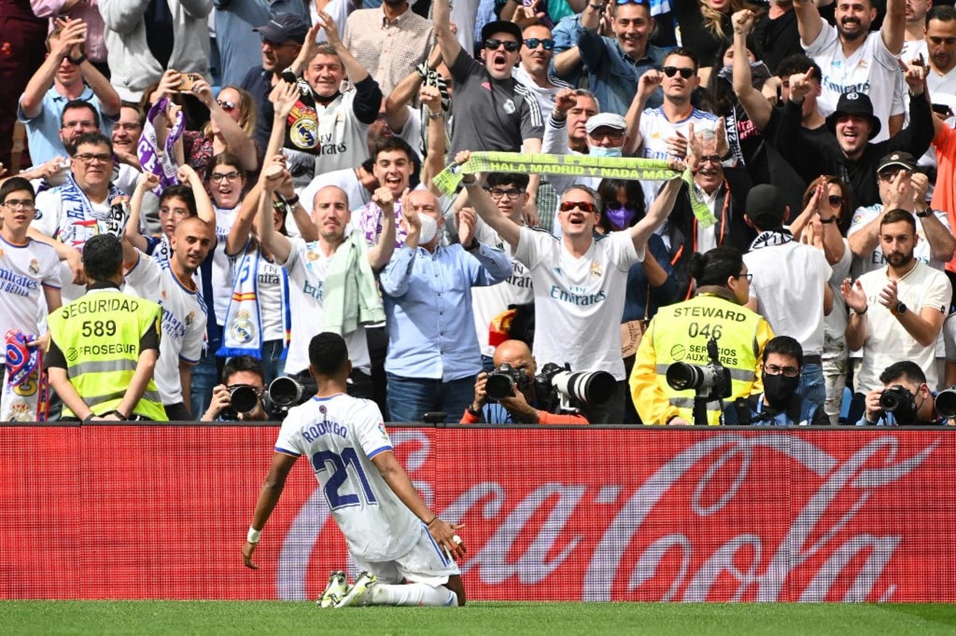 Rodrygo festeja com torcedores do Real Madrid