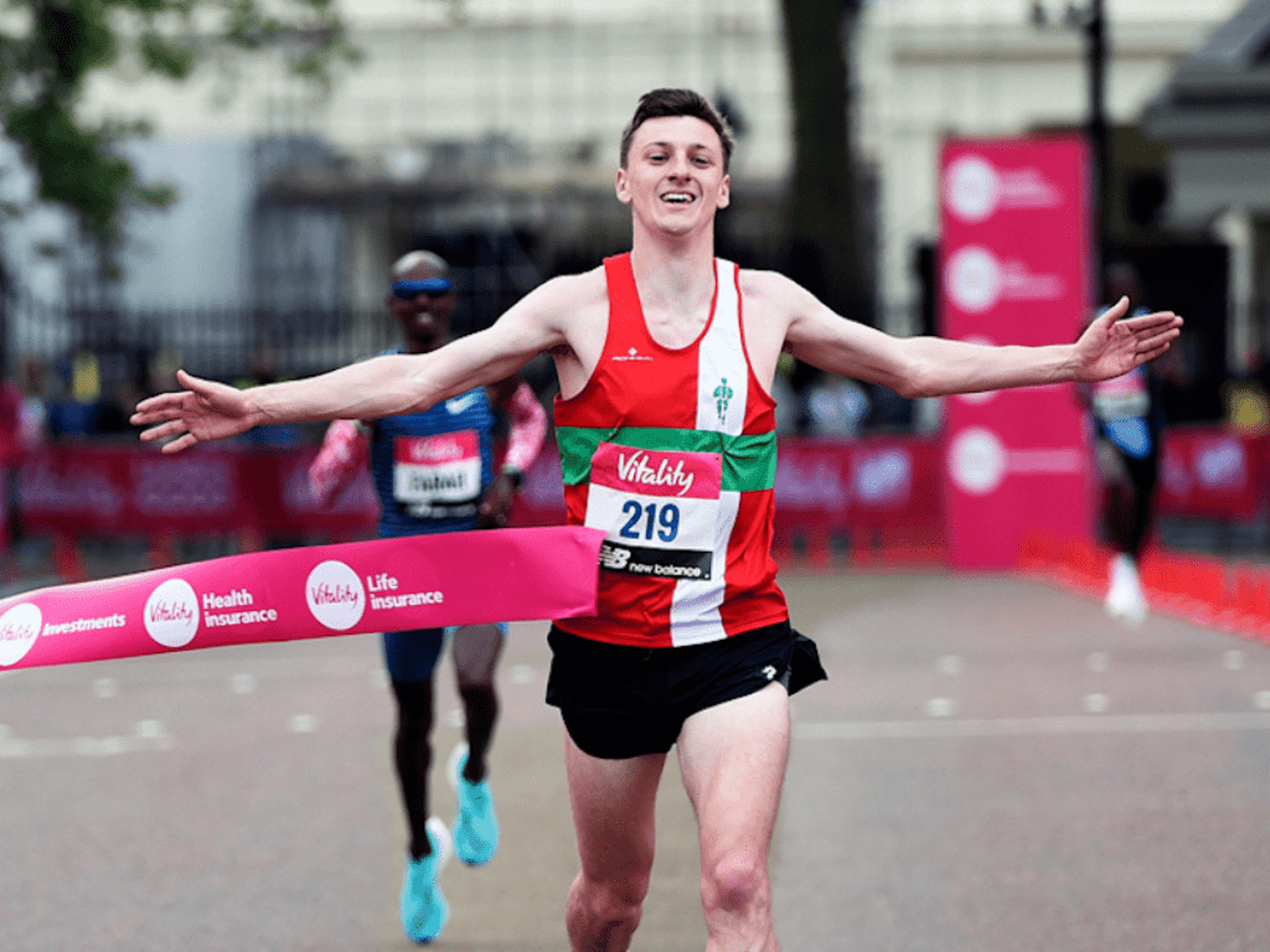 Ellis Cross comemora sua vitória na Vitality London 10.000, deixando a lenda Mo Farah em segundo. (Divulgação)