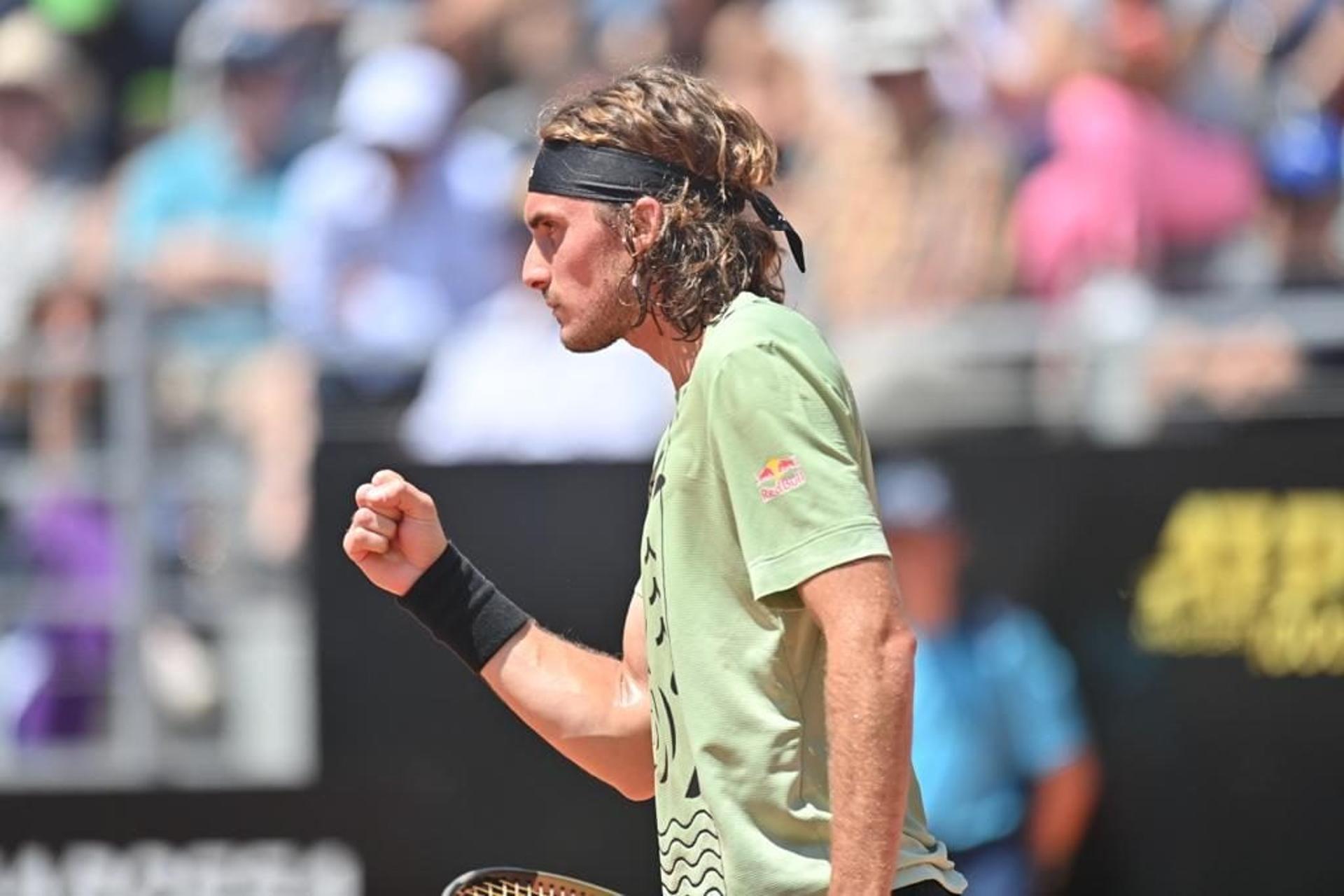 Stefanos Tsitsipas durante vitória no Masters de Roma