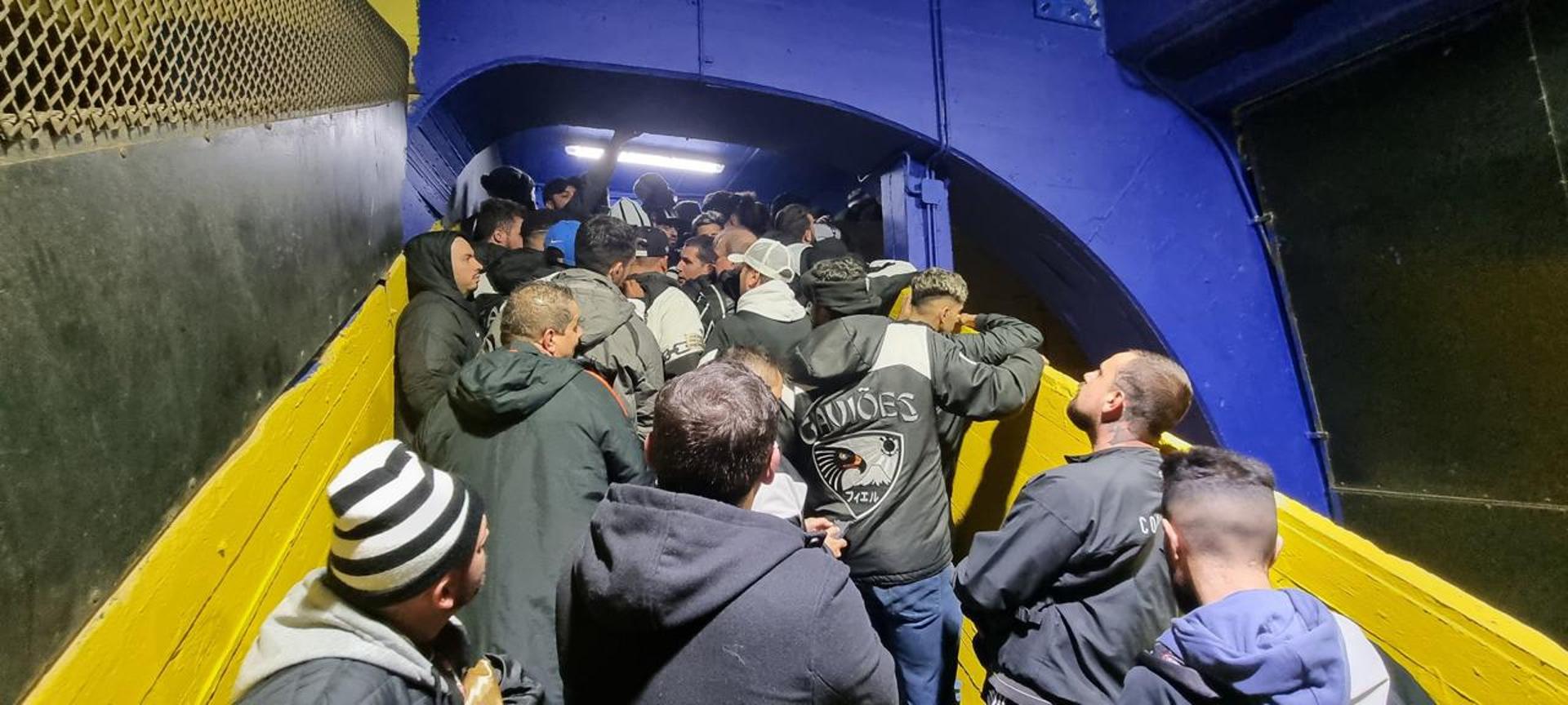 Torcedores do Corinthians em La Bombonera