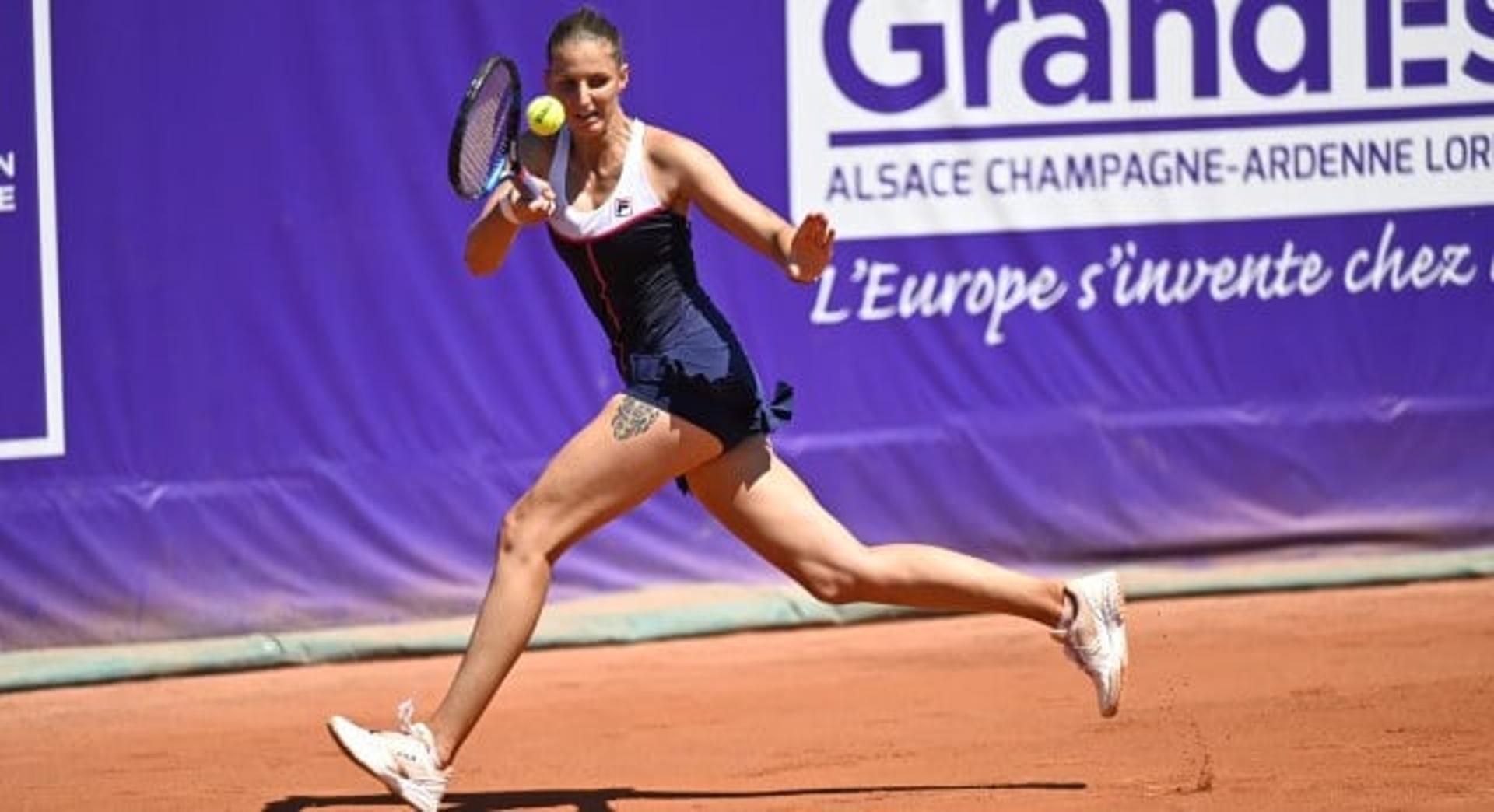 Karolina Pliskova em ação contra Bernarda Pera em Estrasburgo