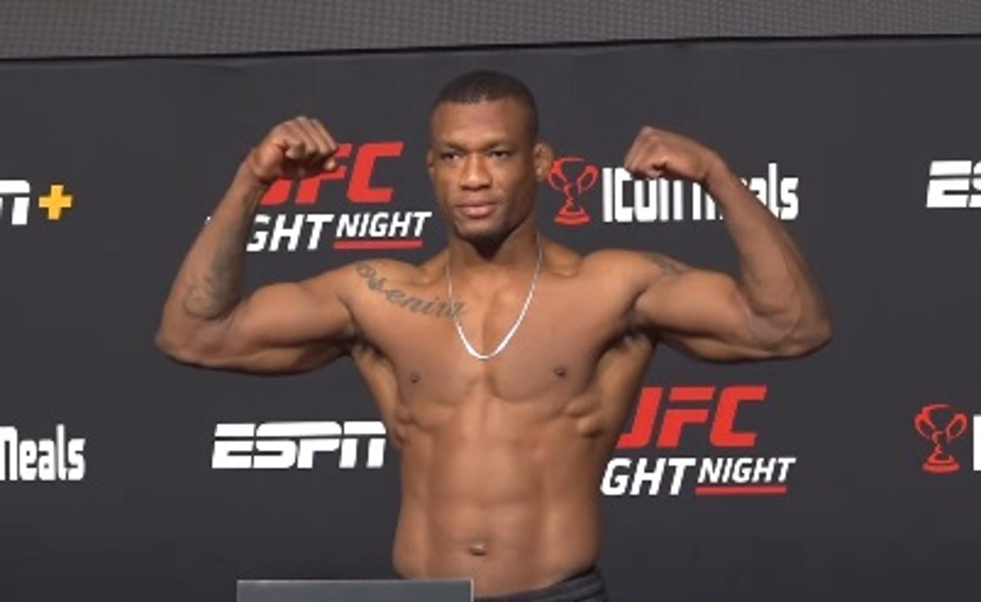 Malhadinho ficou bem mais leve que o adversário na pesagem do UFC Vegas 55 (Foto: Reprodução)