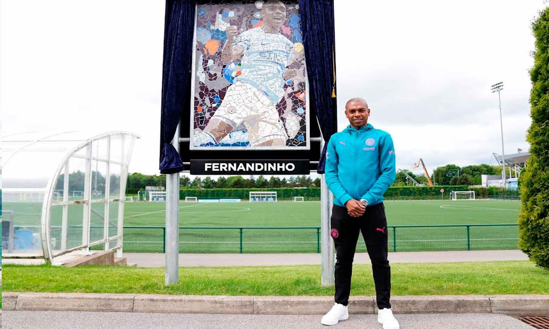 Fernandinho vira mosaico e ganha “campo” no CT do Manchester City