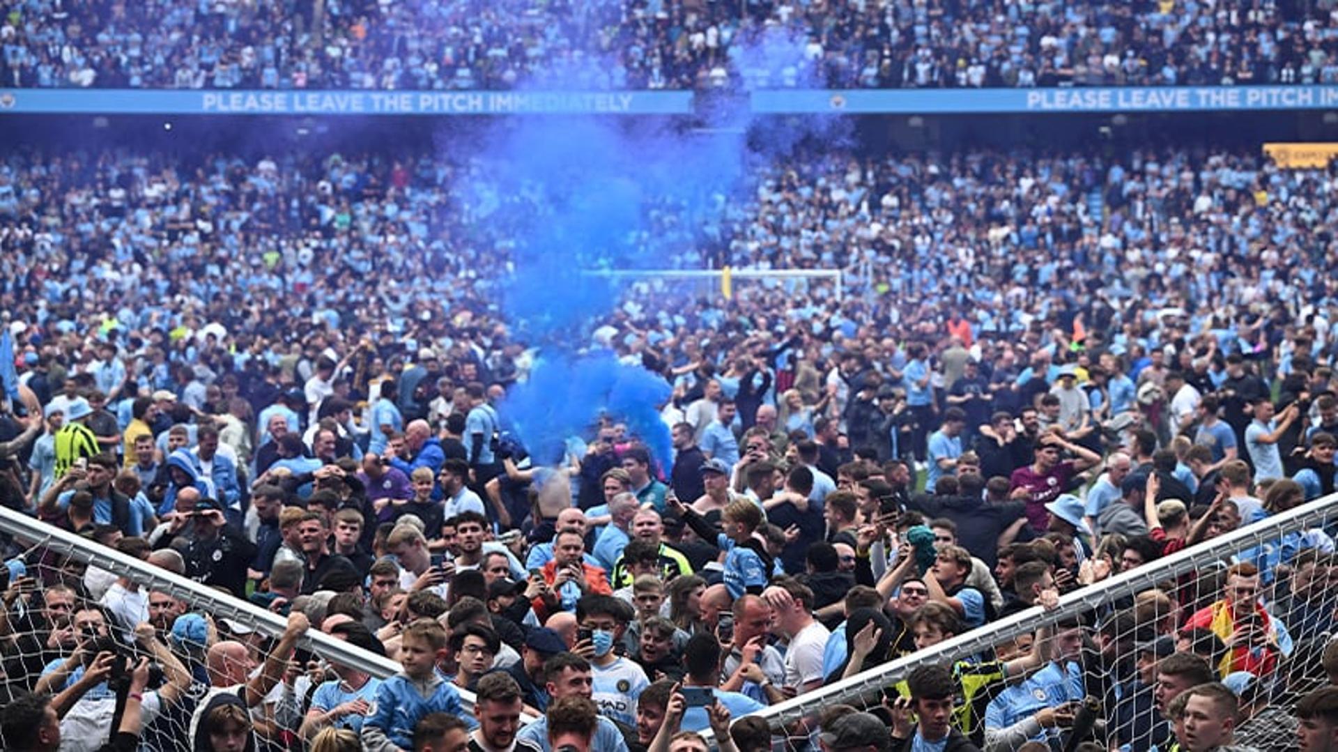 Torcedores do Manchester City invadem o gramado