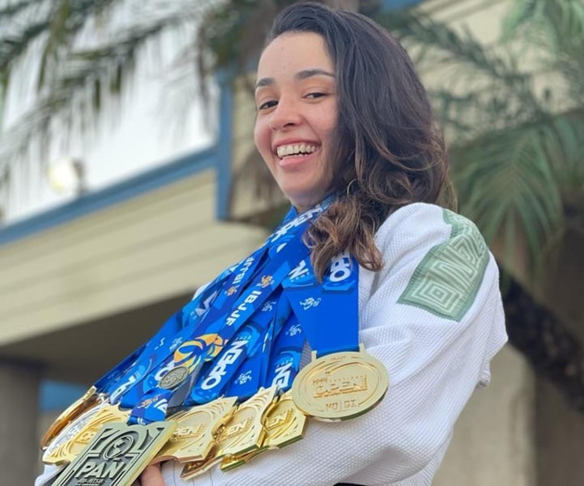 Jhenifer Aquino conquistou sete medalhas de ouro e um bronze no Pan-Americano em apenas cinco como faixa-preta