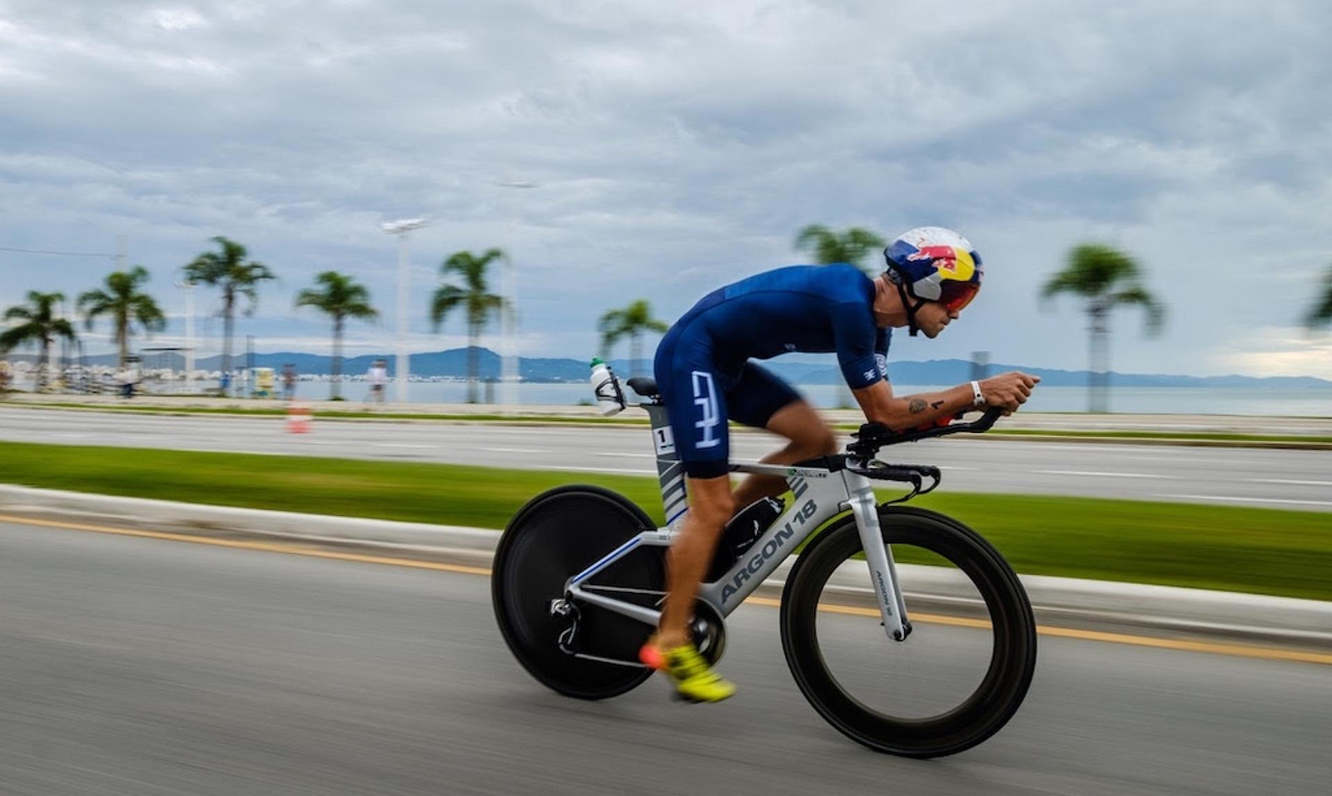 Igor Amorelli, único brasileiro campeão do Ironman Brasil, é um dos destaques da edição de 2022. (Romulo Cruz/Divulgação)