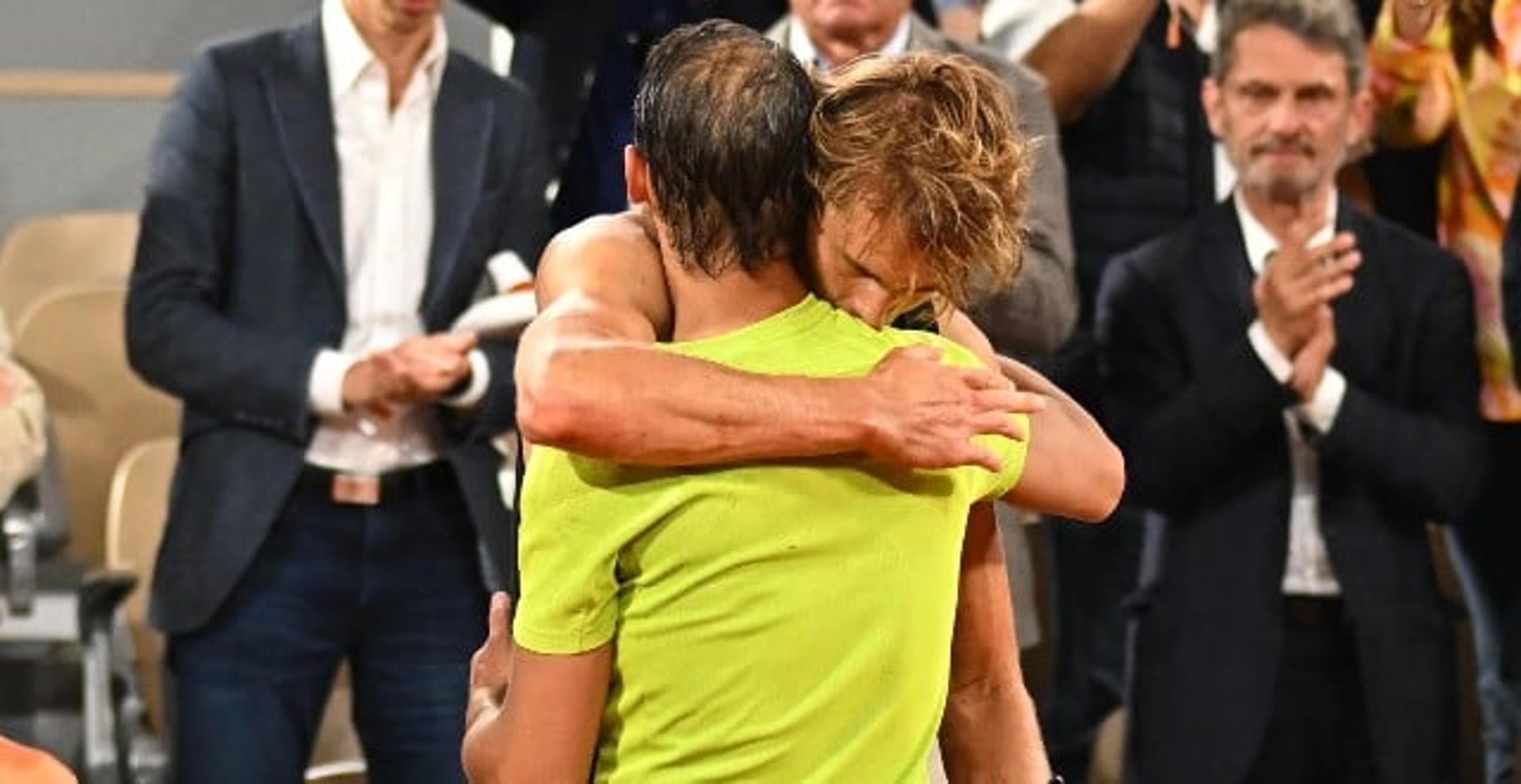 Rafael Nadal tenta consolar Alexander Zverev após abandono de jogo em Paris