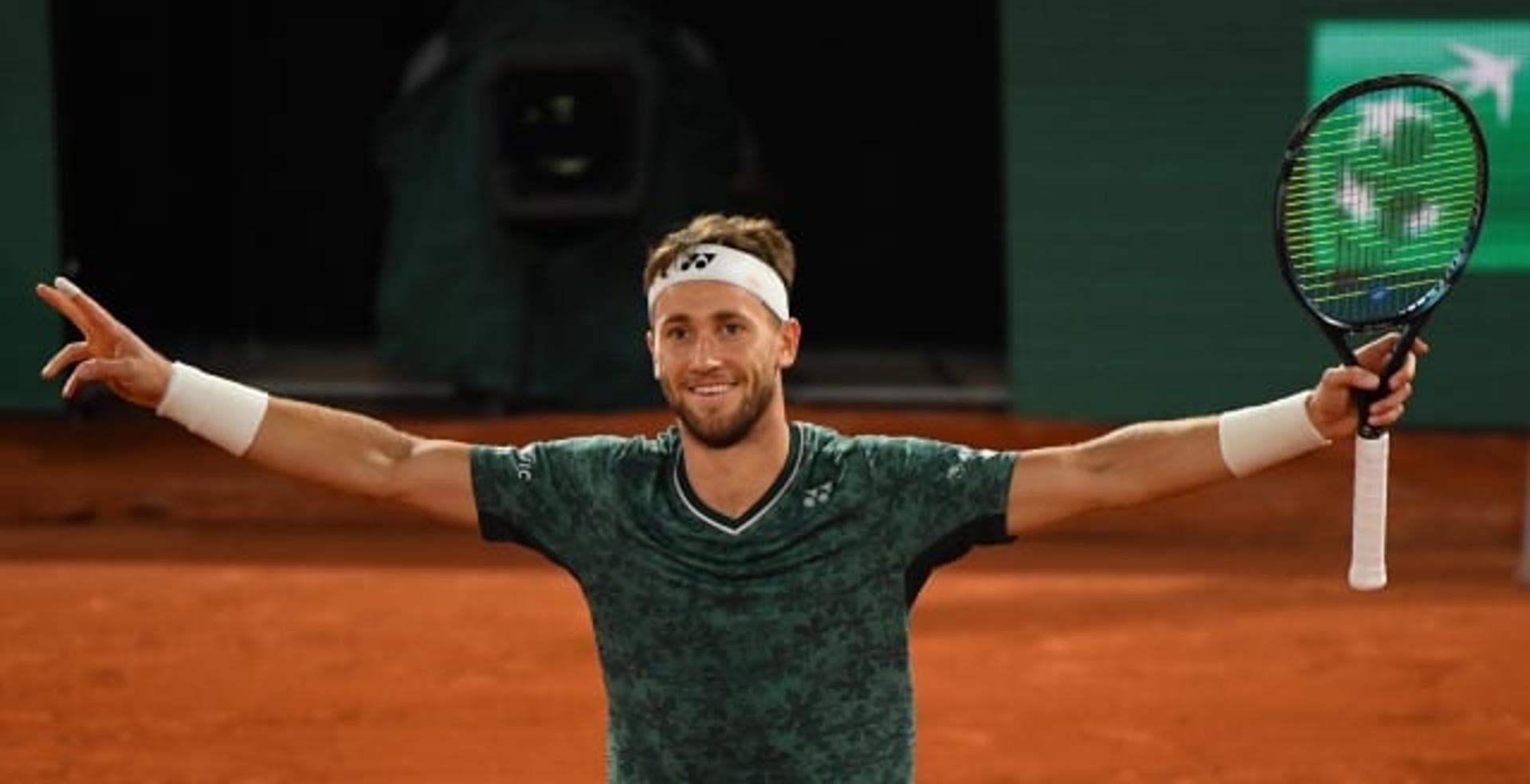 Casper Ruud celebra vitória sobre Marin Cilic em Paris