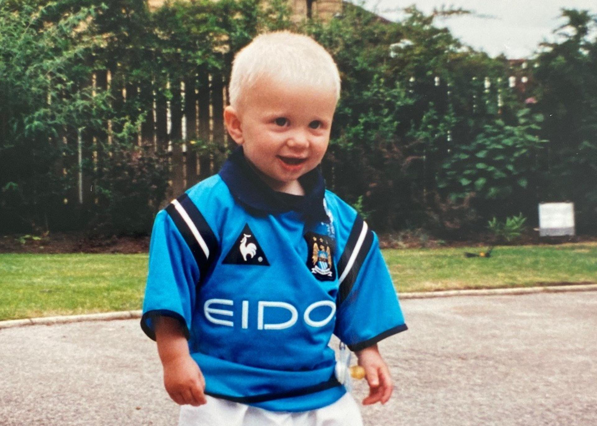 Erling Haaland criança com a camisa do Manchester City