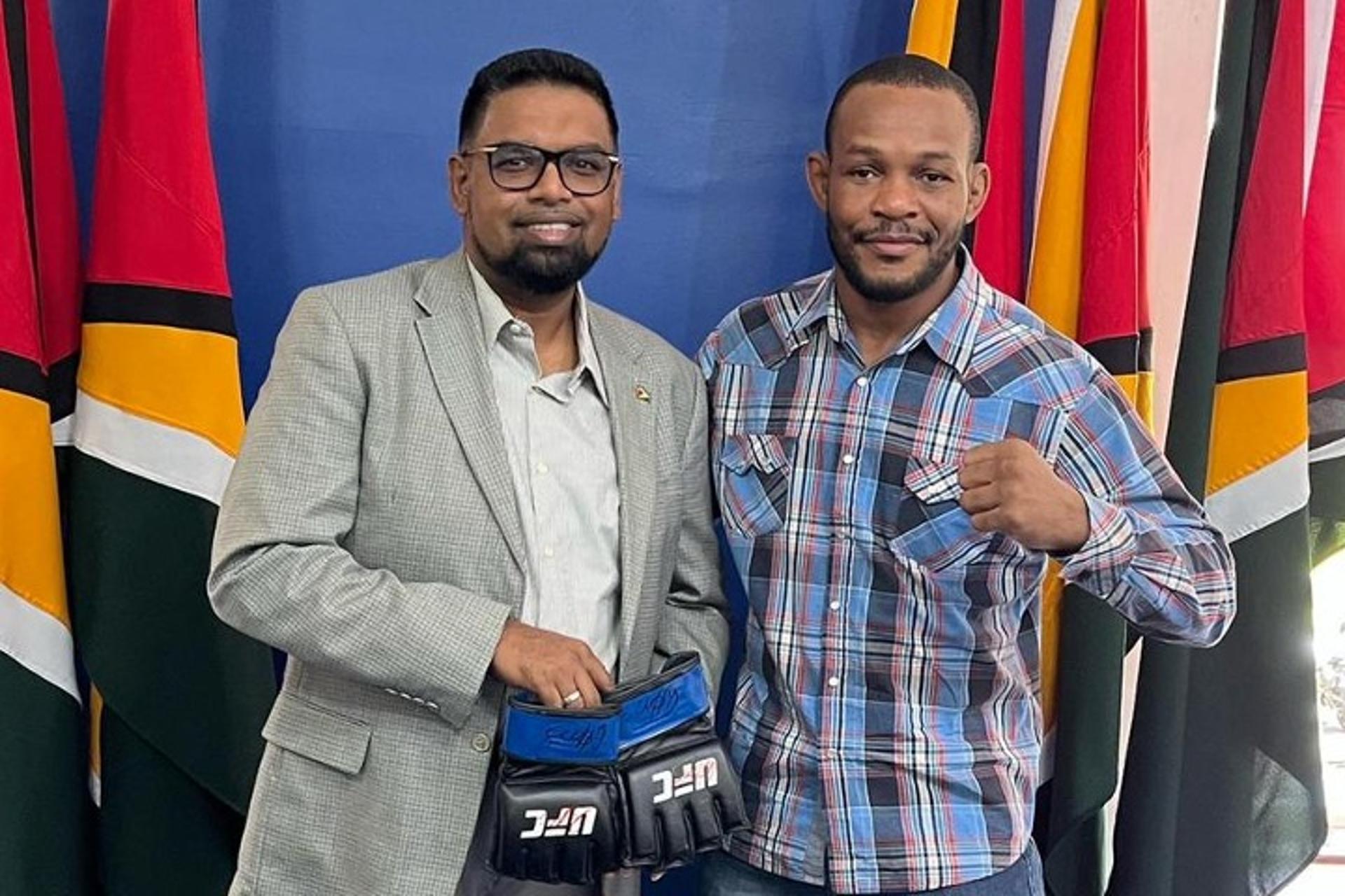 Carlston Harris foi recebido pelo presidente Irfaan Ali e o presenteou com as luvas do UFC (Foto: arquivo pessoal)