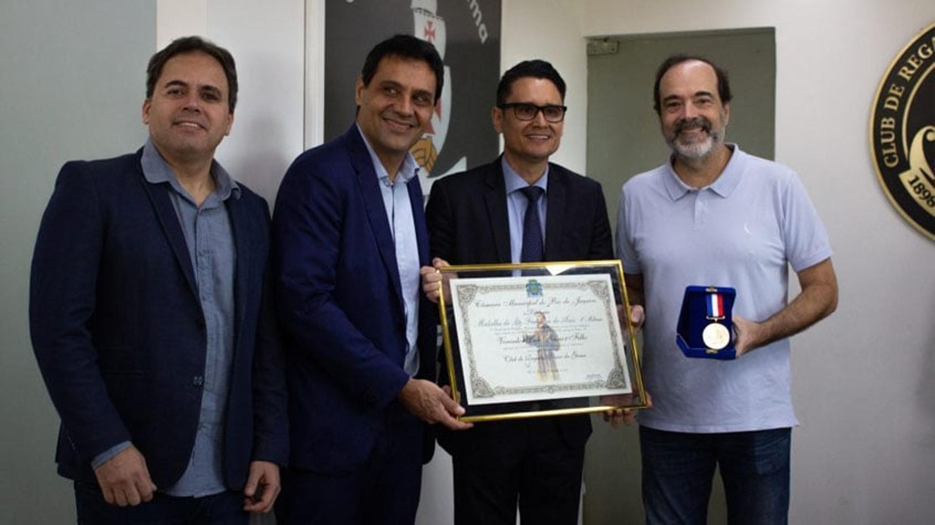 Vasco recebe medalha por serviços à causa dos animais