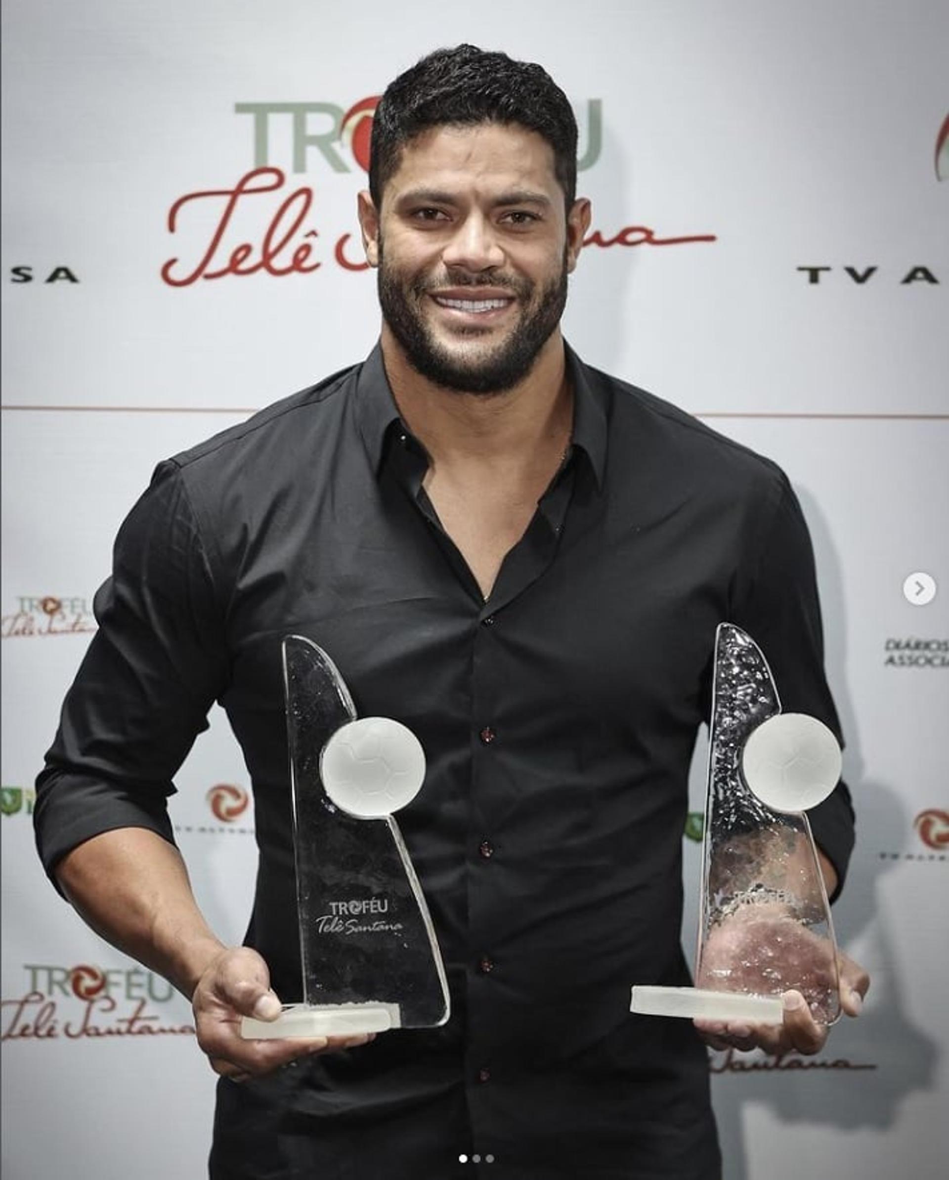 Hulk recebendo premiações em 2021