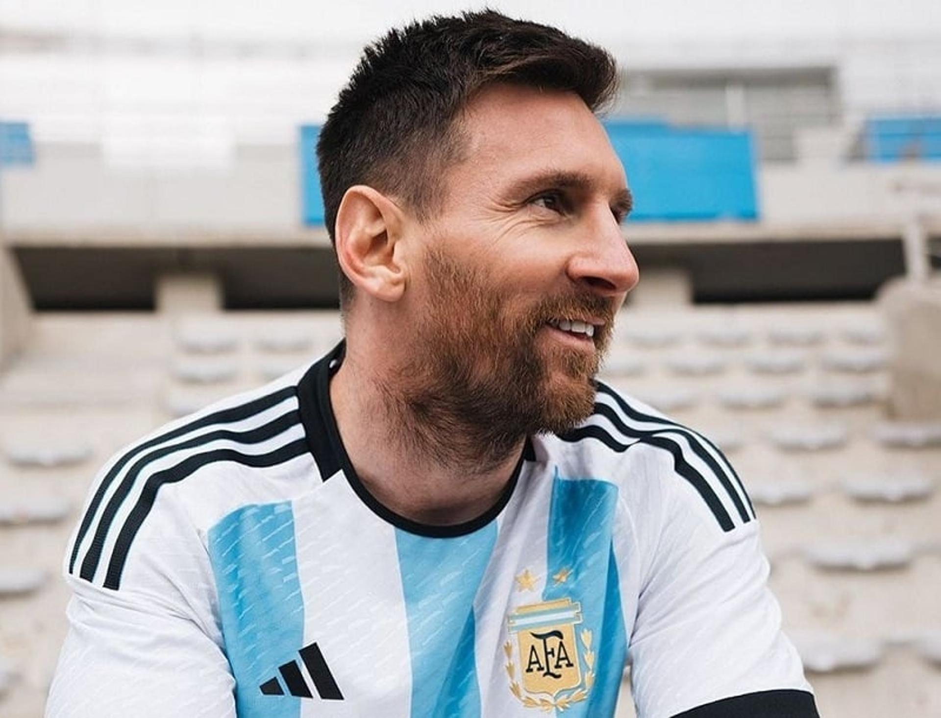 Messi usando o novo uniforme da seleção da Argentina