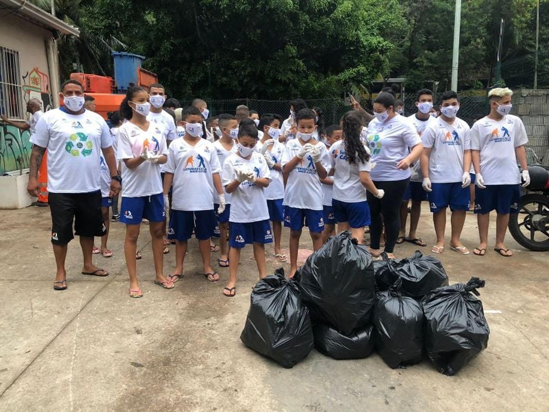 Ano passado o projeto promoveu com as crianças a coleta de recicláveis e distribuição de mudas e sementes