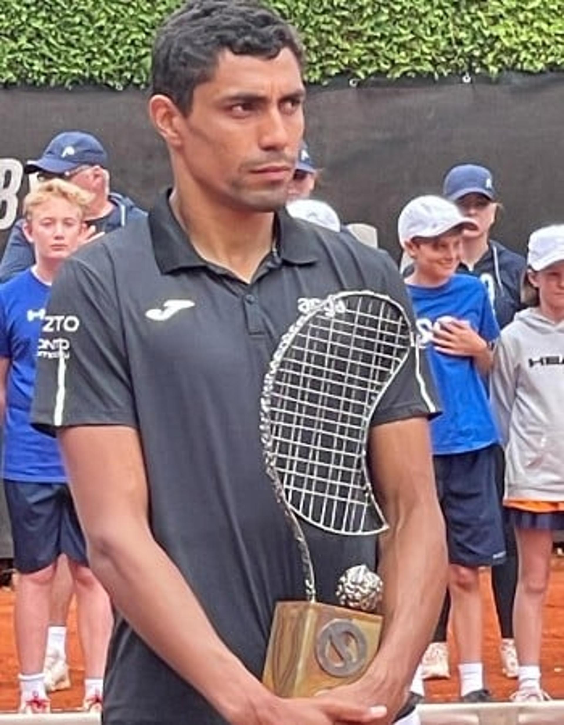 Thiago Monteiro com o troféu em Salzburgo