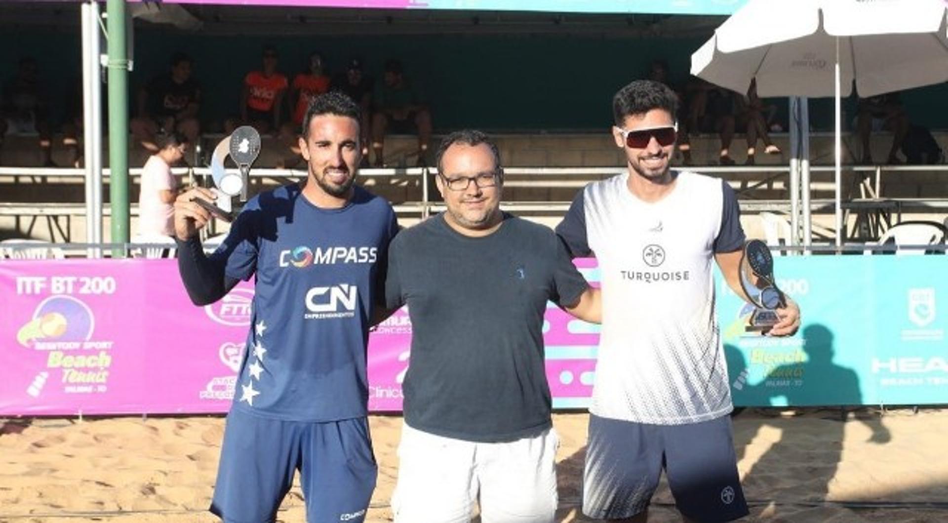 Vinicius Chaparro de azul e Hugo Russo de branco com o troféu