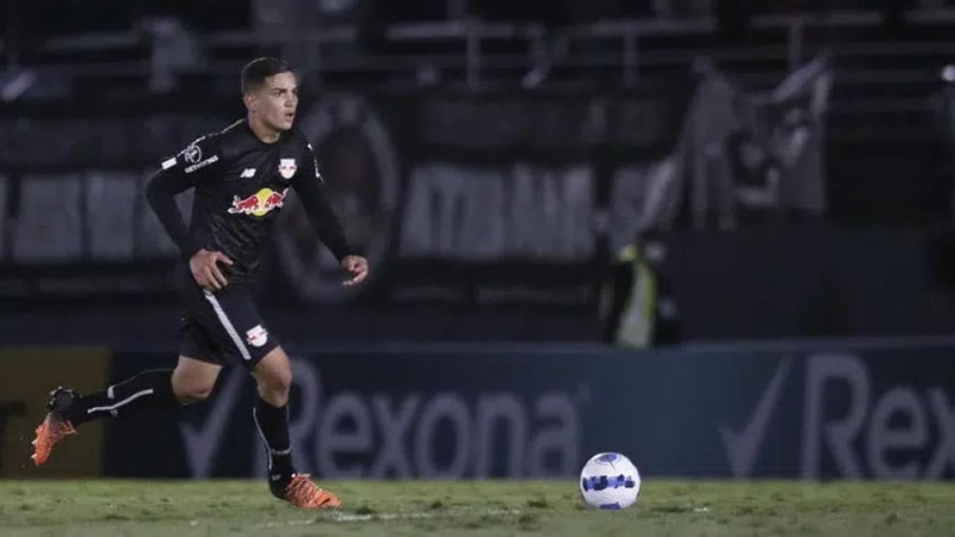 zagueiro Renan, do RB Bragantino, durante um jogo.