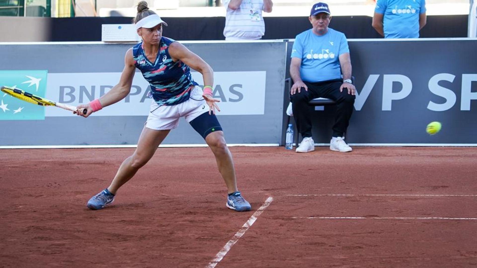 Laura Pigossi em jogada contra Nadia Podoroska em Varsóvia