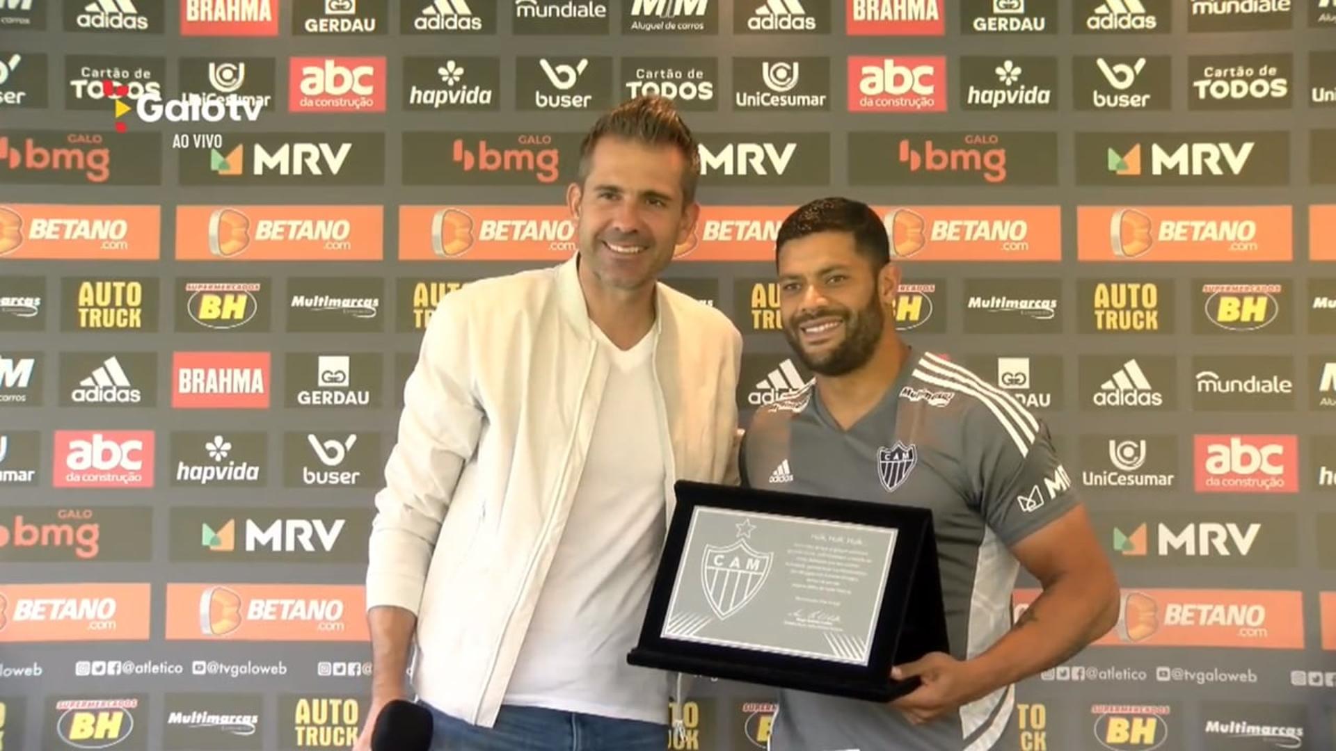 Hulk foi homenageado por Victor em coletiva