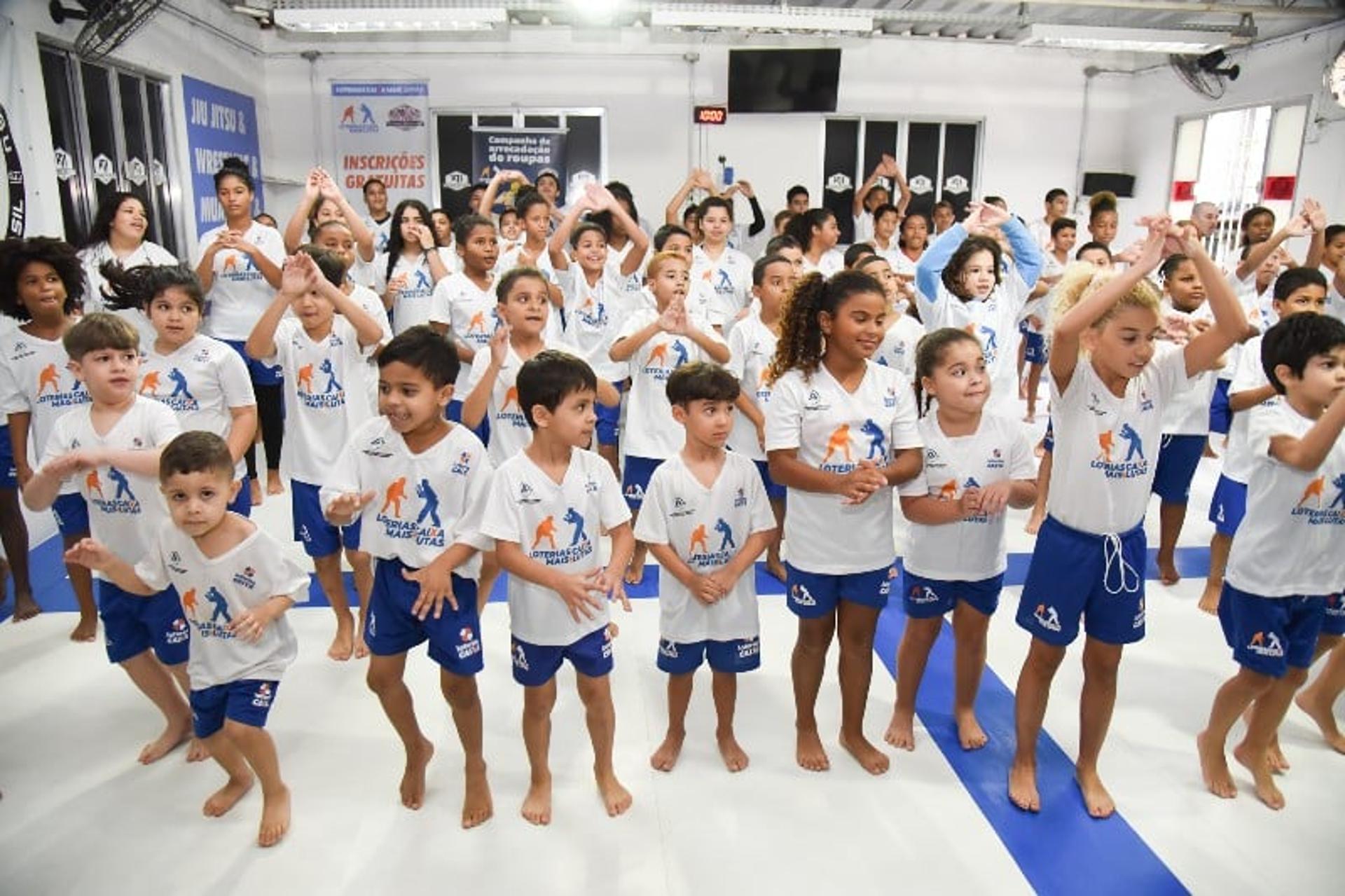 A campanha de arrecadação de roupas do programa Loterias Caixa Mais Lutas foi um sucesso (Foto: divulgação)