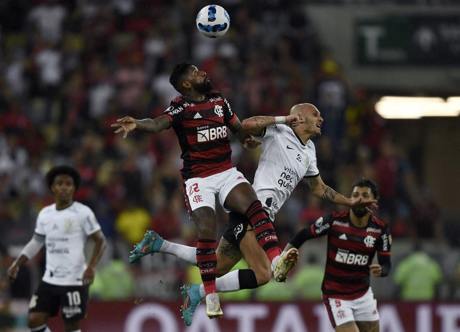 Flamengo x Corinthians - Rodinei e Fabio Santos