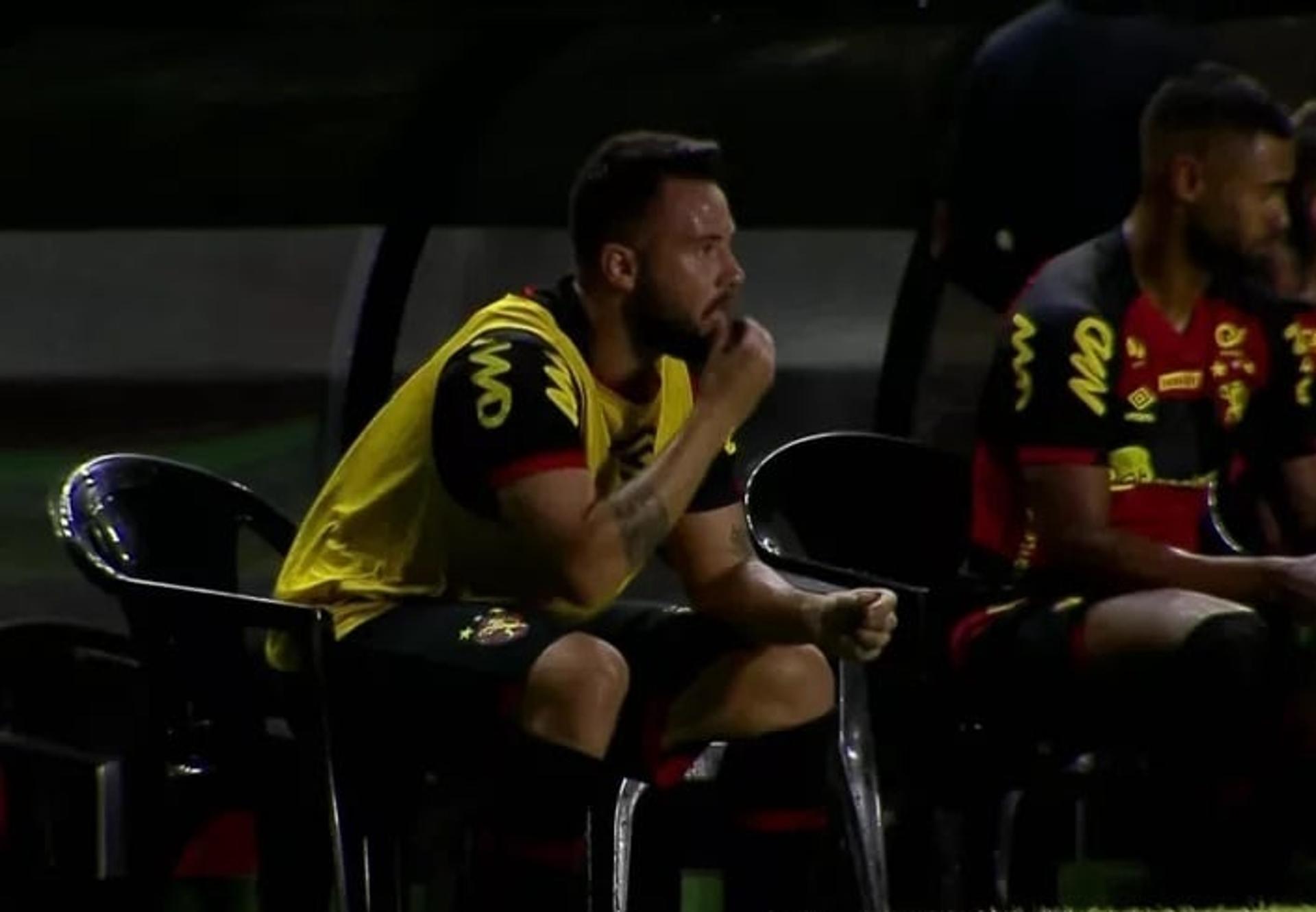 Giovanni comendo amendoim em Sport x Chapecoense