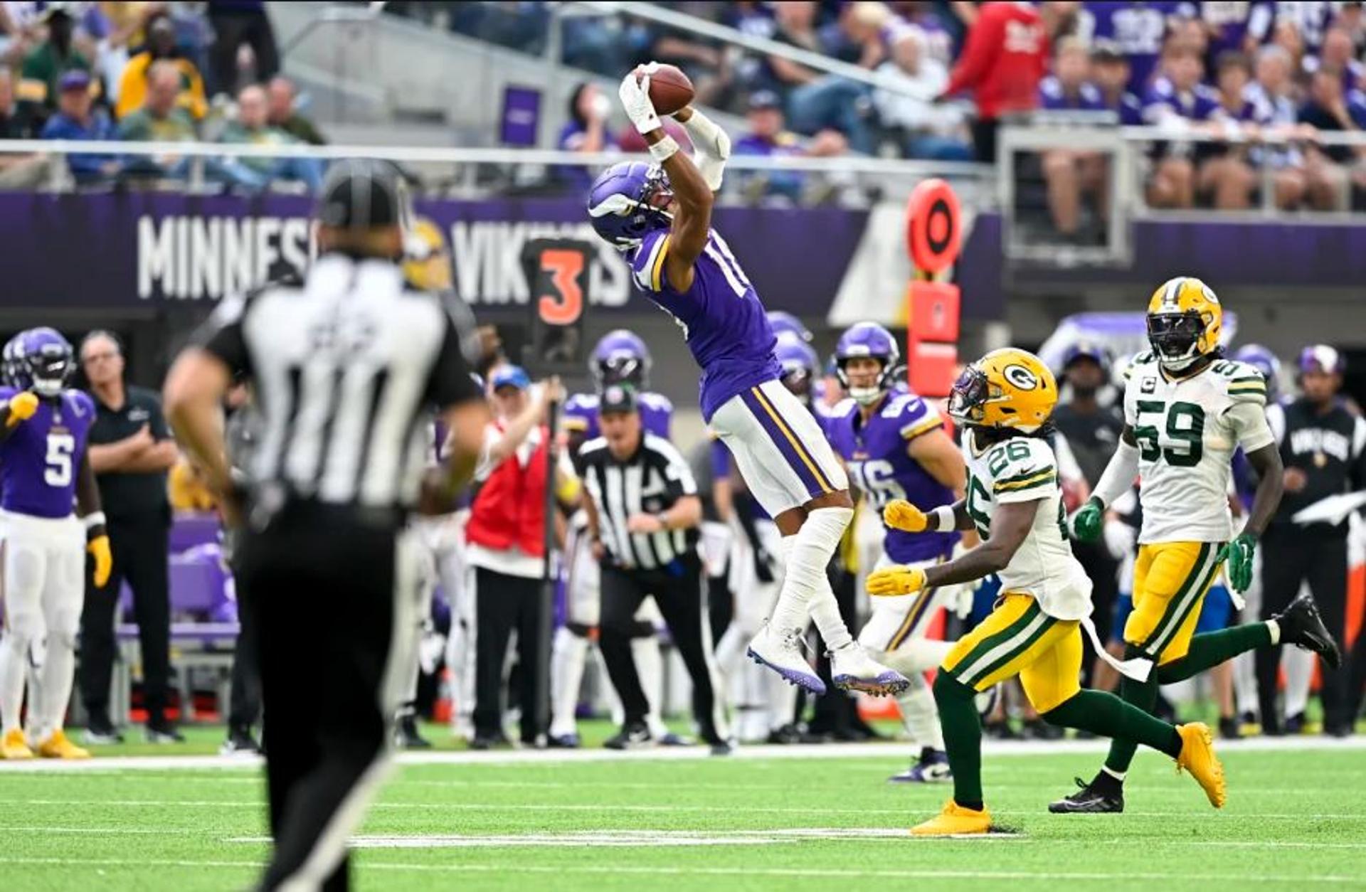 Justin Jefferson, do Minnesota Vikings, faz recepção no jogo deste domingo (11/9)