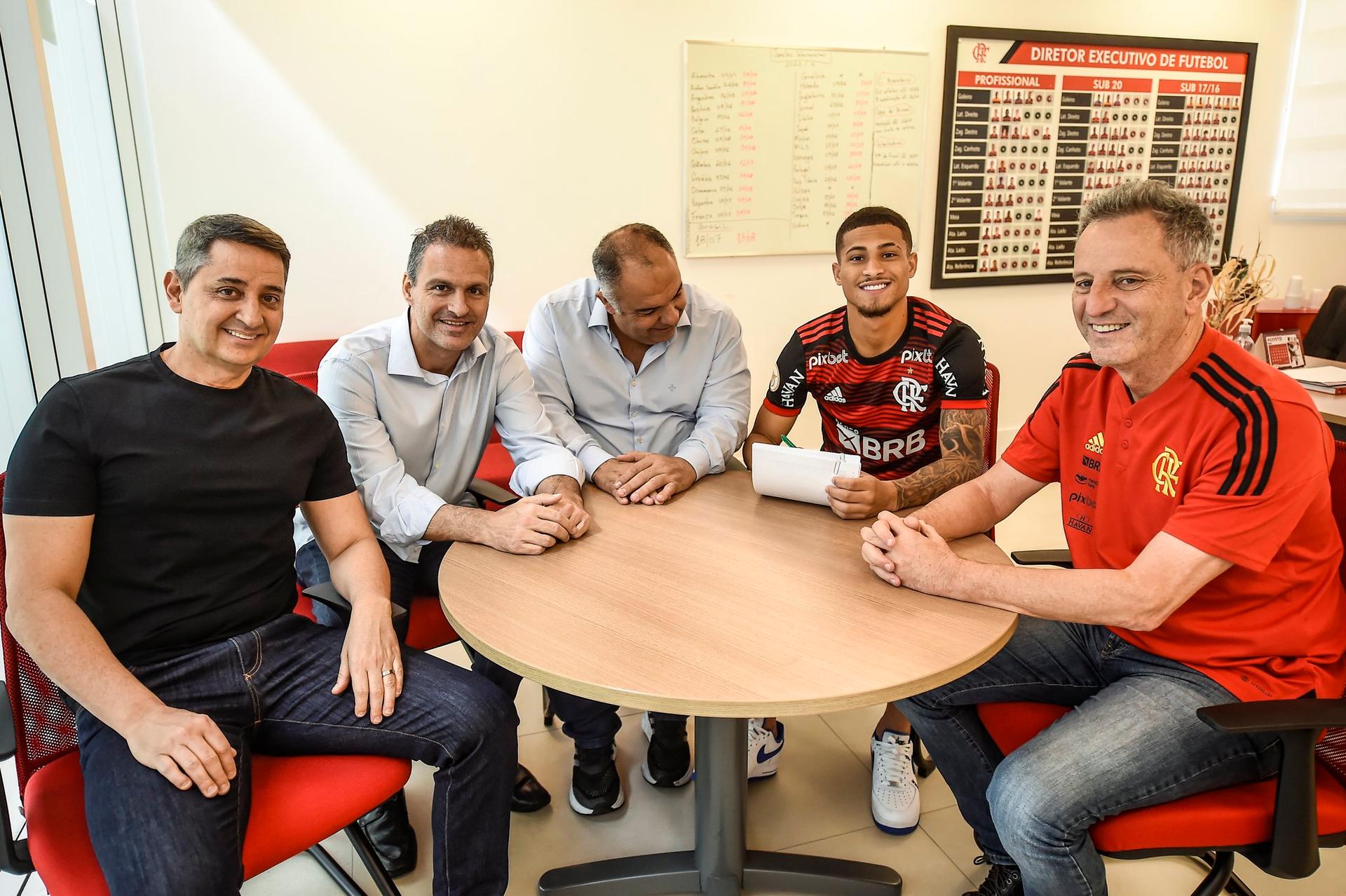 João Gomes posa para foto com dirigentes do Flamengo