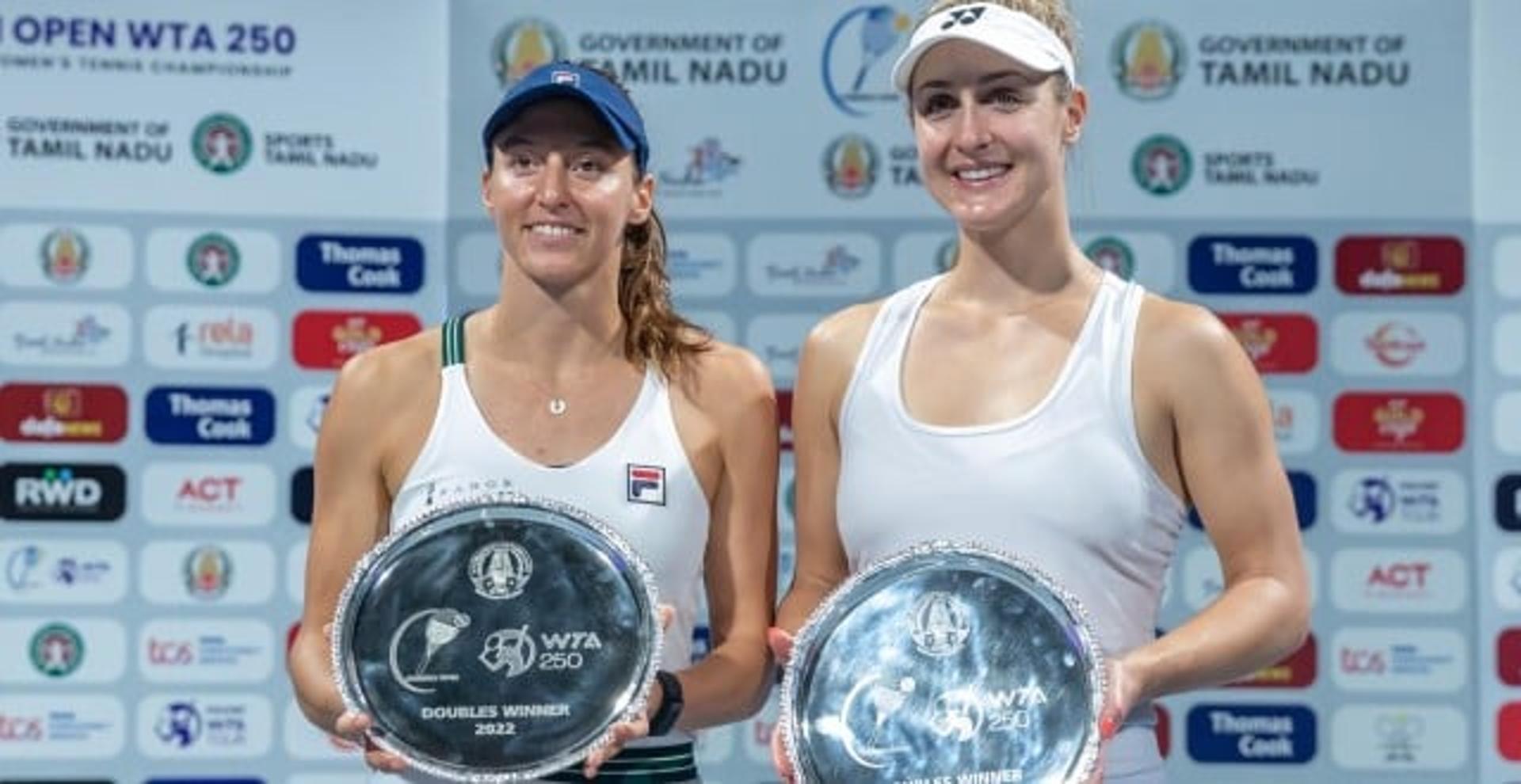 Luisa Stefani com o troféu de Chennai ao lado de Gabriela Dabrowski