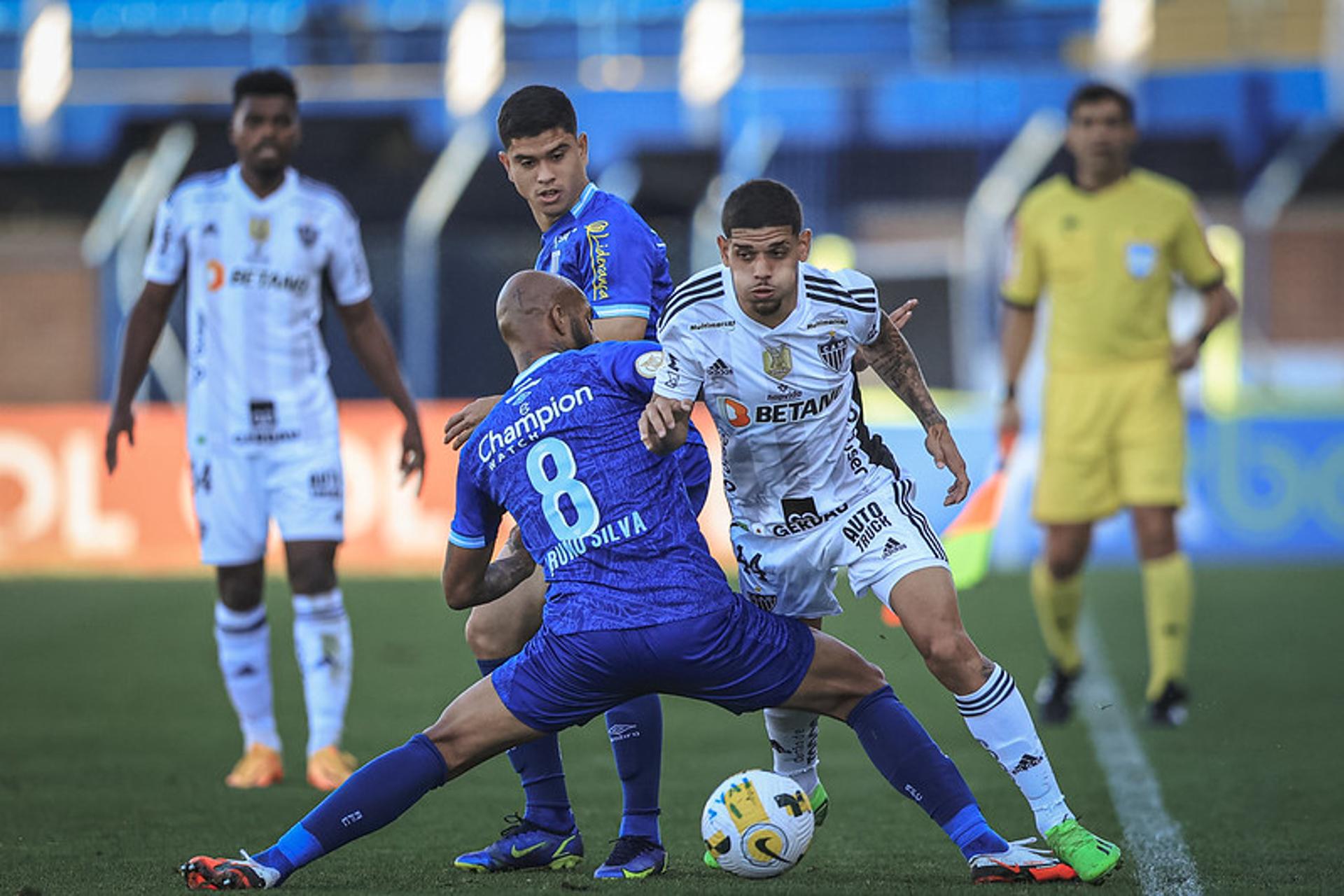 Rubens foi ponto positivo do Atlético-MG na derrota por 1x0 para o Avaí