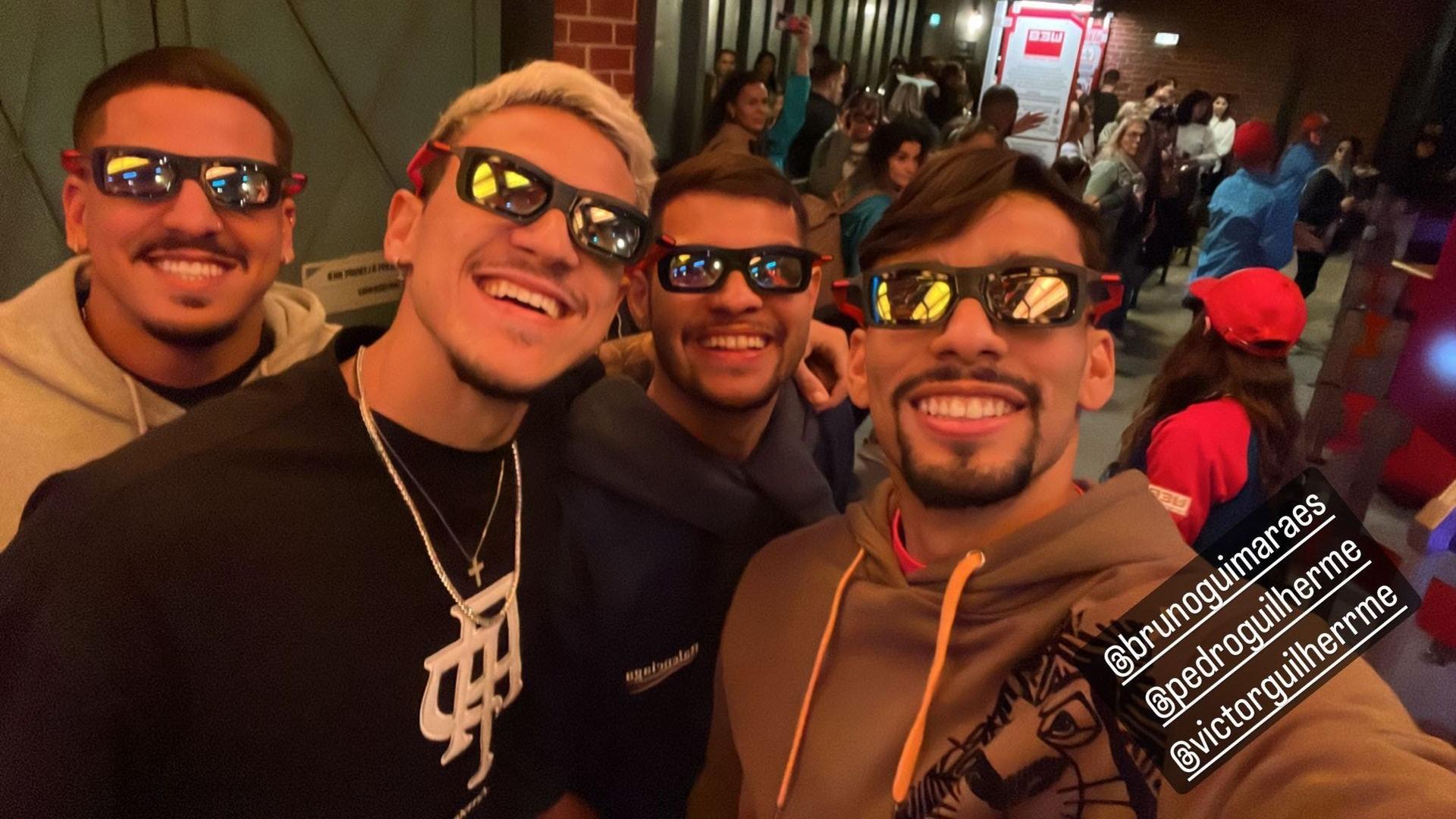 Pedro, Lucas Paquetá e Bruno Guimarães na Disney em Paris